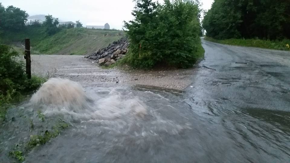 Poplavljena cesta