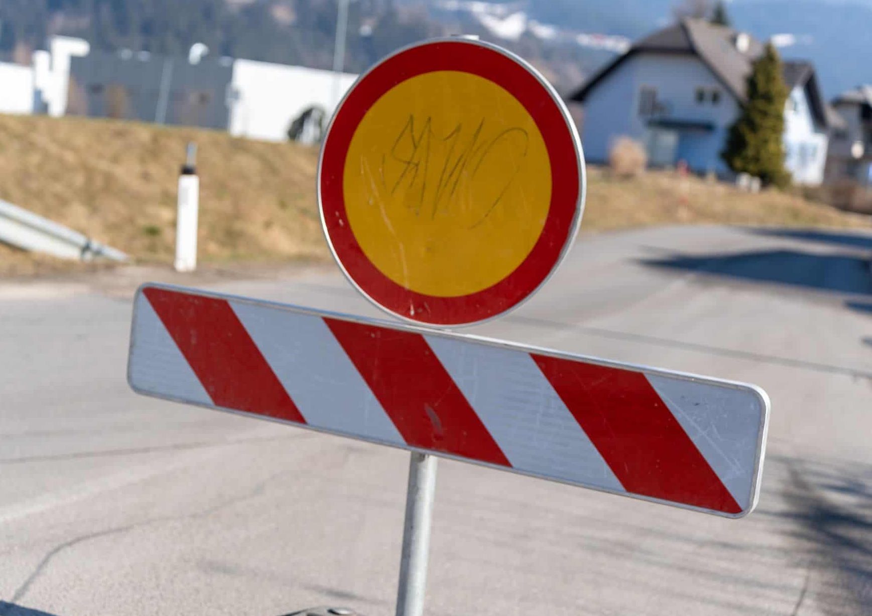 zapora ceste, knmedia.net