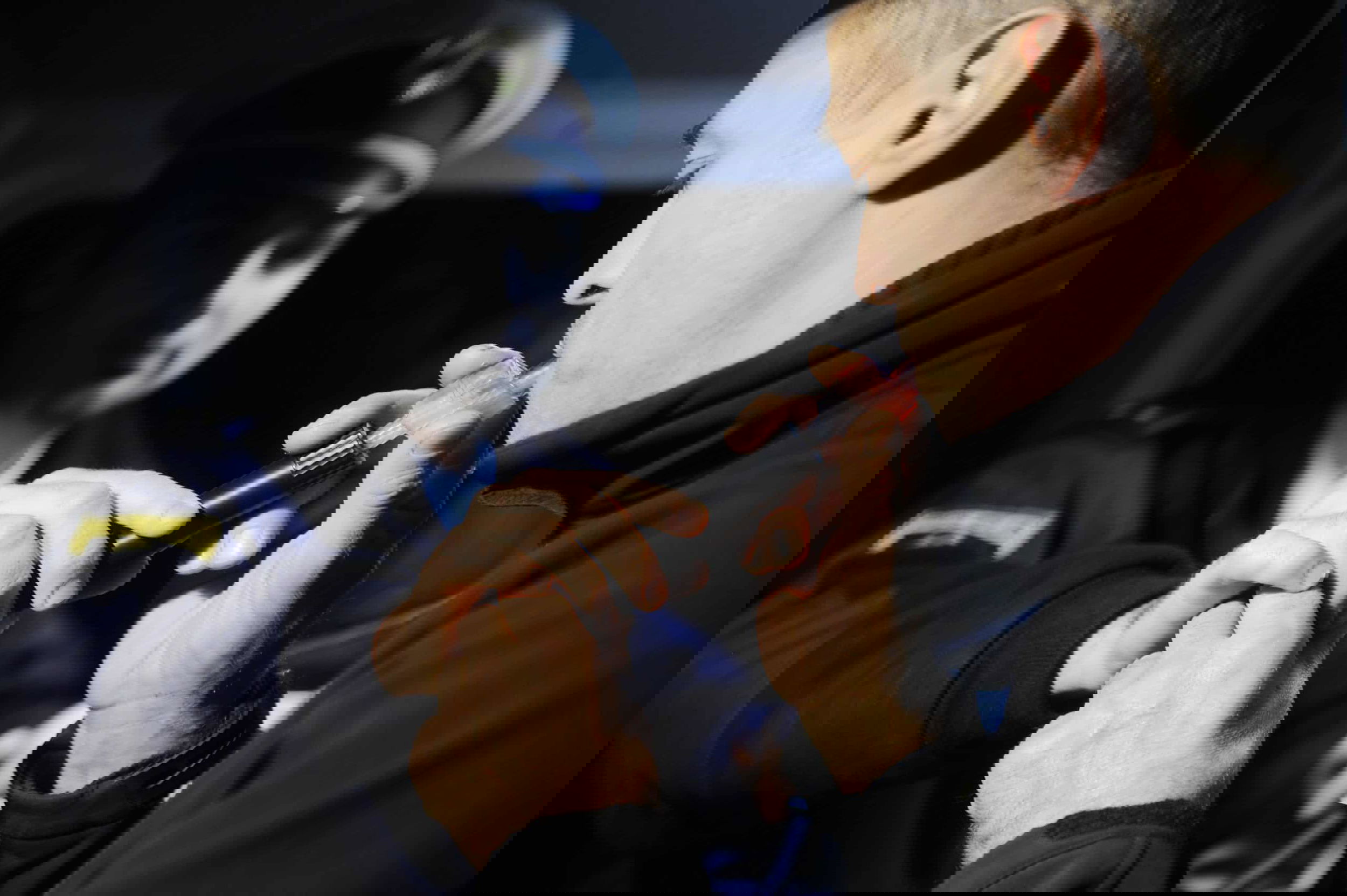 POLICIJA ALKOTEST Slovenija, Ljubljana, 09.11.2010, 09. November 2010
Moski izvaja alkotest v policijskem avtomobilu.
Foto: Bor Slana/ Bobo