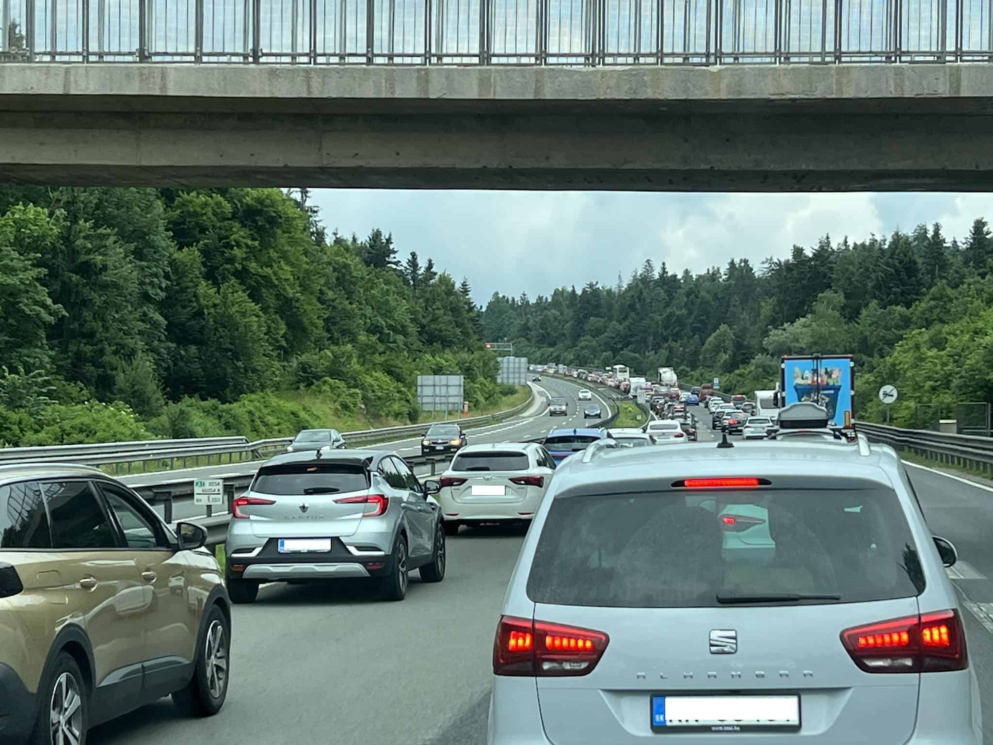avtocesta promet zastoji avto gneča kolona, knmedia