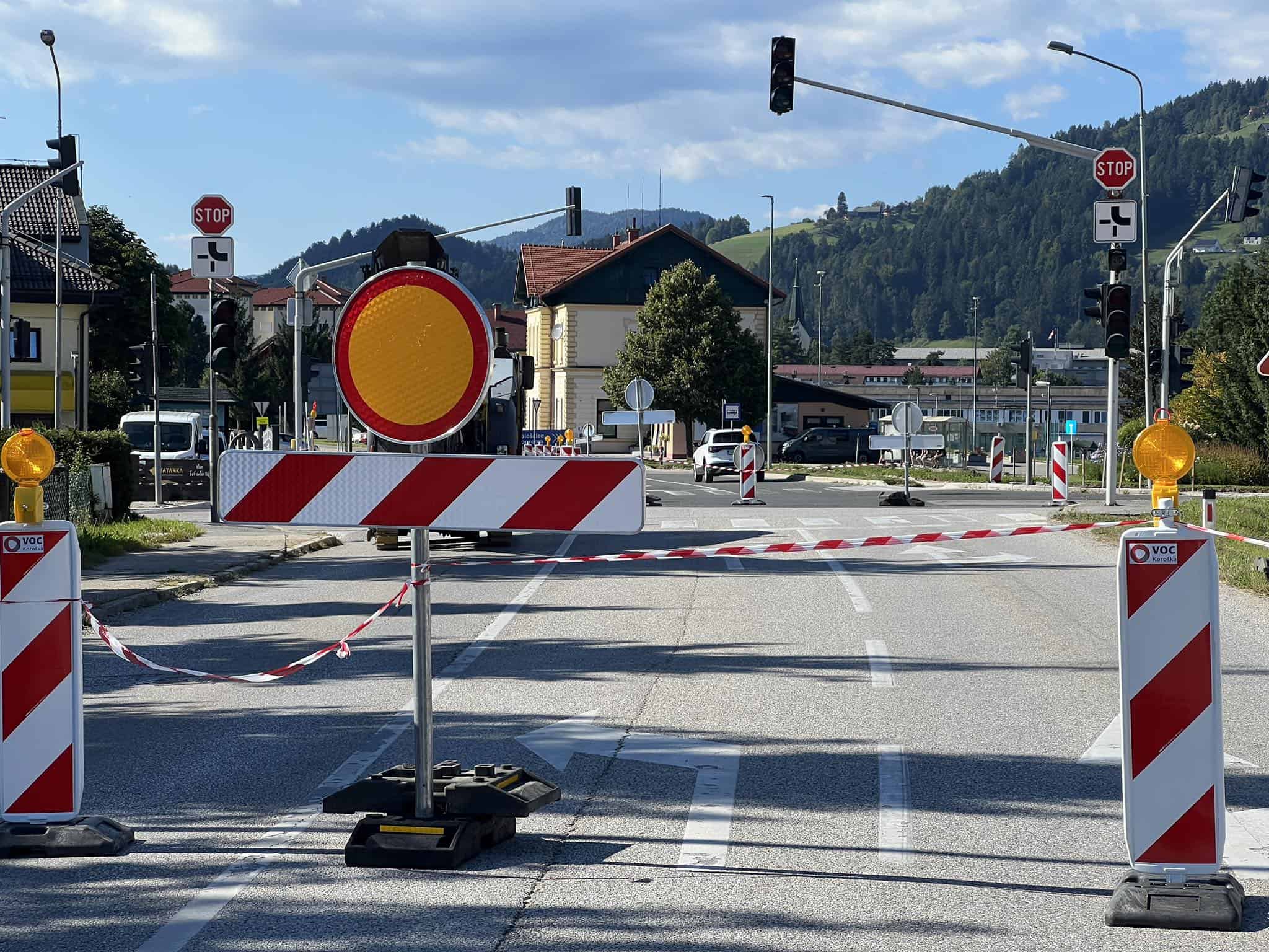 cesta zapora znak zaprta cesta križišče knmedia