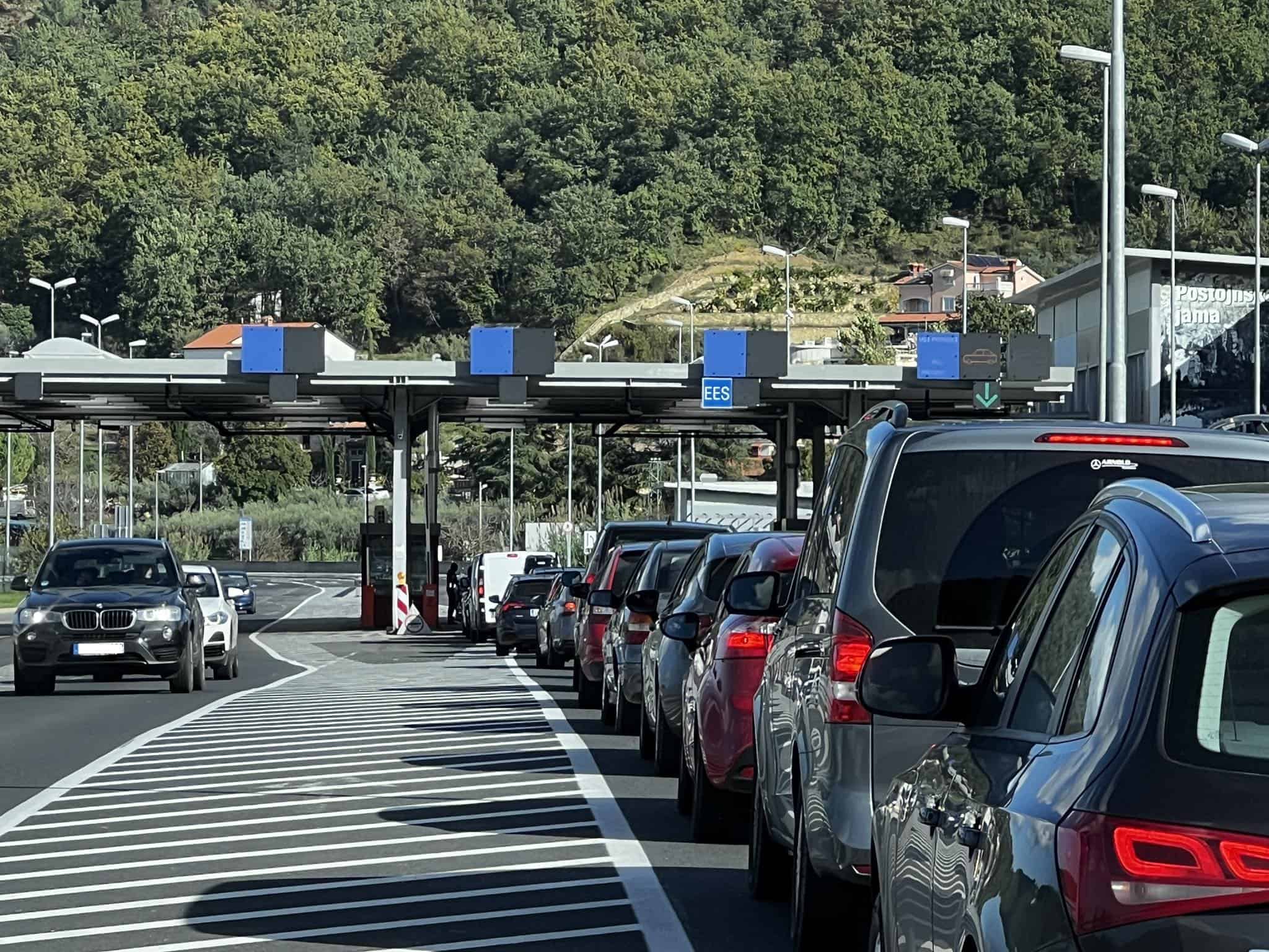 cesta gneča meja kolona avto knmedia