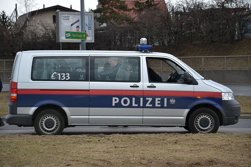 800px-Polizei_VW-Bus_01
