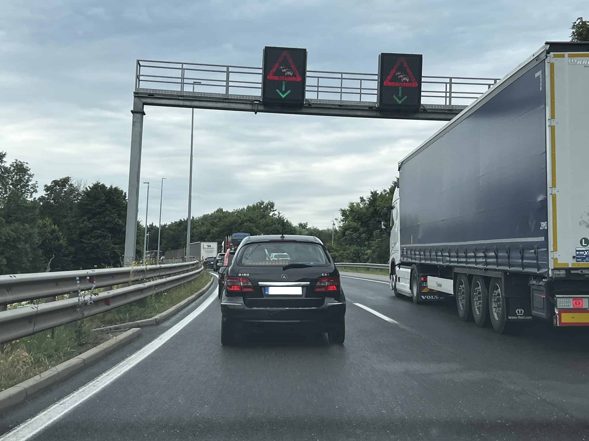 avtocesta cesta zastoj dopust gneča, knmedia