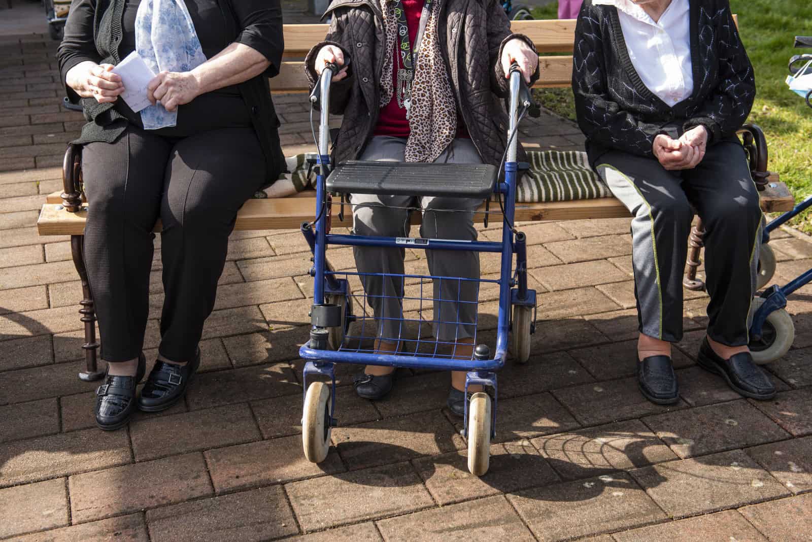 starost, upokojenci, upokojitev, invalid, star, Foto: Bor Slana/STA Predsednik republike Borut Pahor je v okviru obiska v Novem mestu obiskal tamkajsni Dom starejsih obcanov.
Upokojenke pred domom starejsih obcanov.