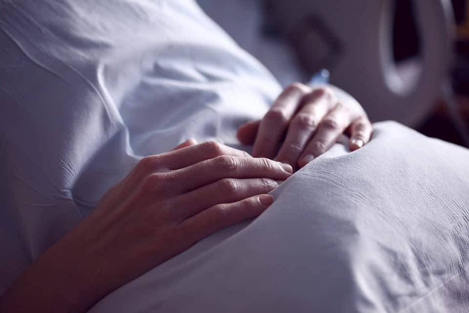 bolnica pacient oskrba roke smrt pixabay