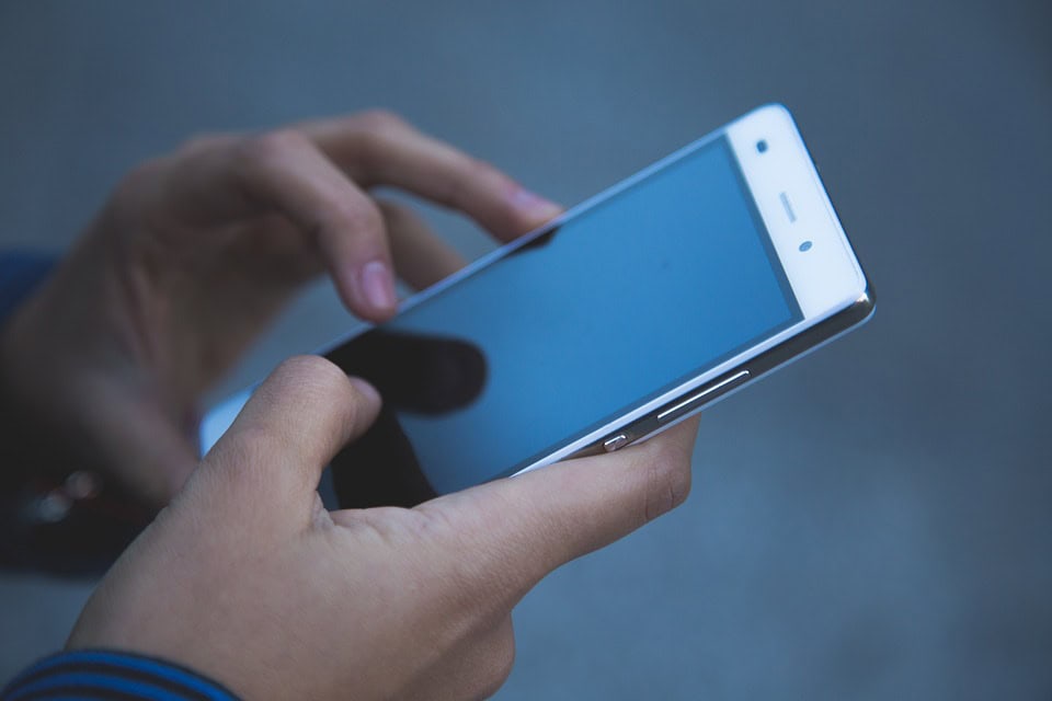 otroci mladostniki telefon ui ai umetna inteligenca pixabay