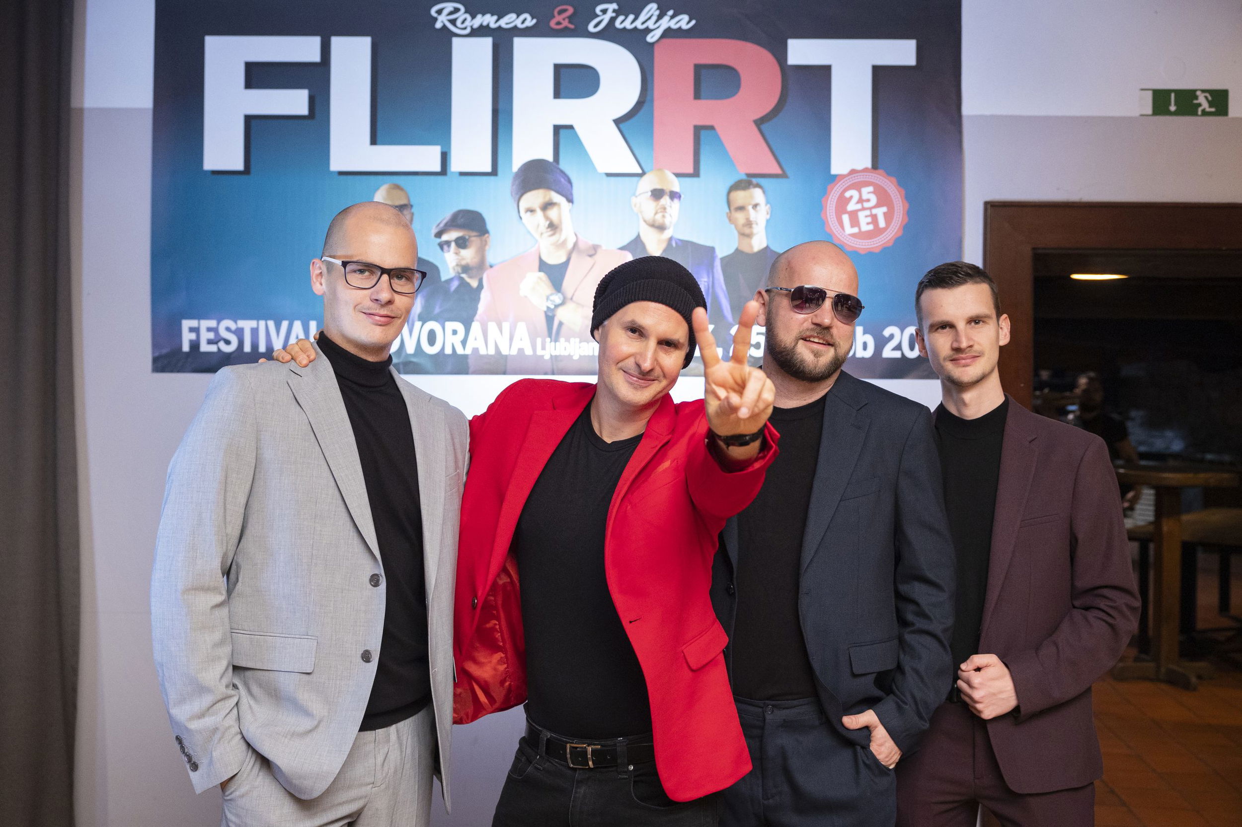 Ljubljana, paviljon Gospodarskega razstavisca.
Novinarska konferenca glasbene skupine Flirrt, na kateri so predstavili jubilejni koncert, ki bo v petek, 25.novembra 2022 v ljubljanski festivalni dvorani.