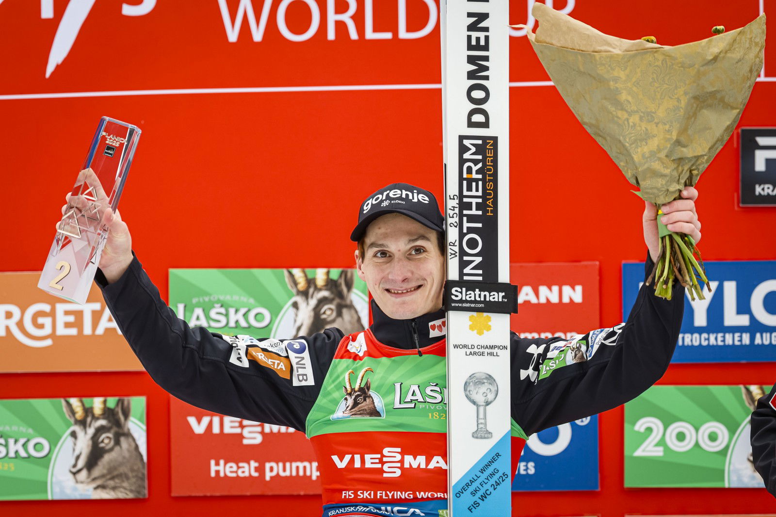 Domen Prevc. Foto: Anže Malovrh/STA Posamicna tekma in razglasitev zmagovalcev sezone v skupnih sestevkih FIS svetovnega pokala v smucarskih skokih in smucarskih poletih ter v pokalu narodov.
Novi svetovni rekorder in dobitnik malega globusa v poletih Domen Prevc.