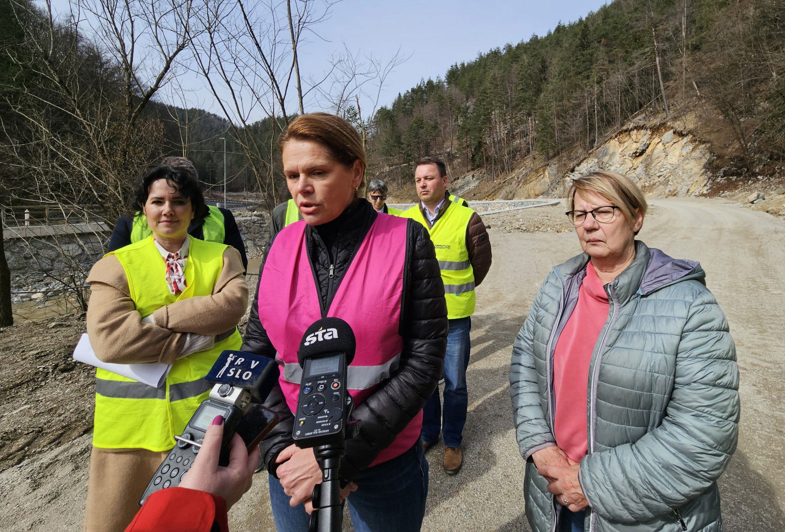 Ogled poteka obnove ceste Mezica-Crna na Koroskem in gradnje kolesarske povezave.
Direktorica direkcije za infrastrukturo Karmen Praprotnik, ministrica za infrastrukturo Alenka Bratusek in zupanja Obcine Crna na Koroskem Romana Lesjak.