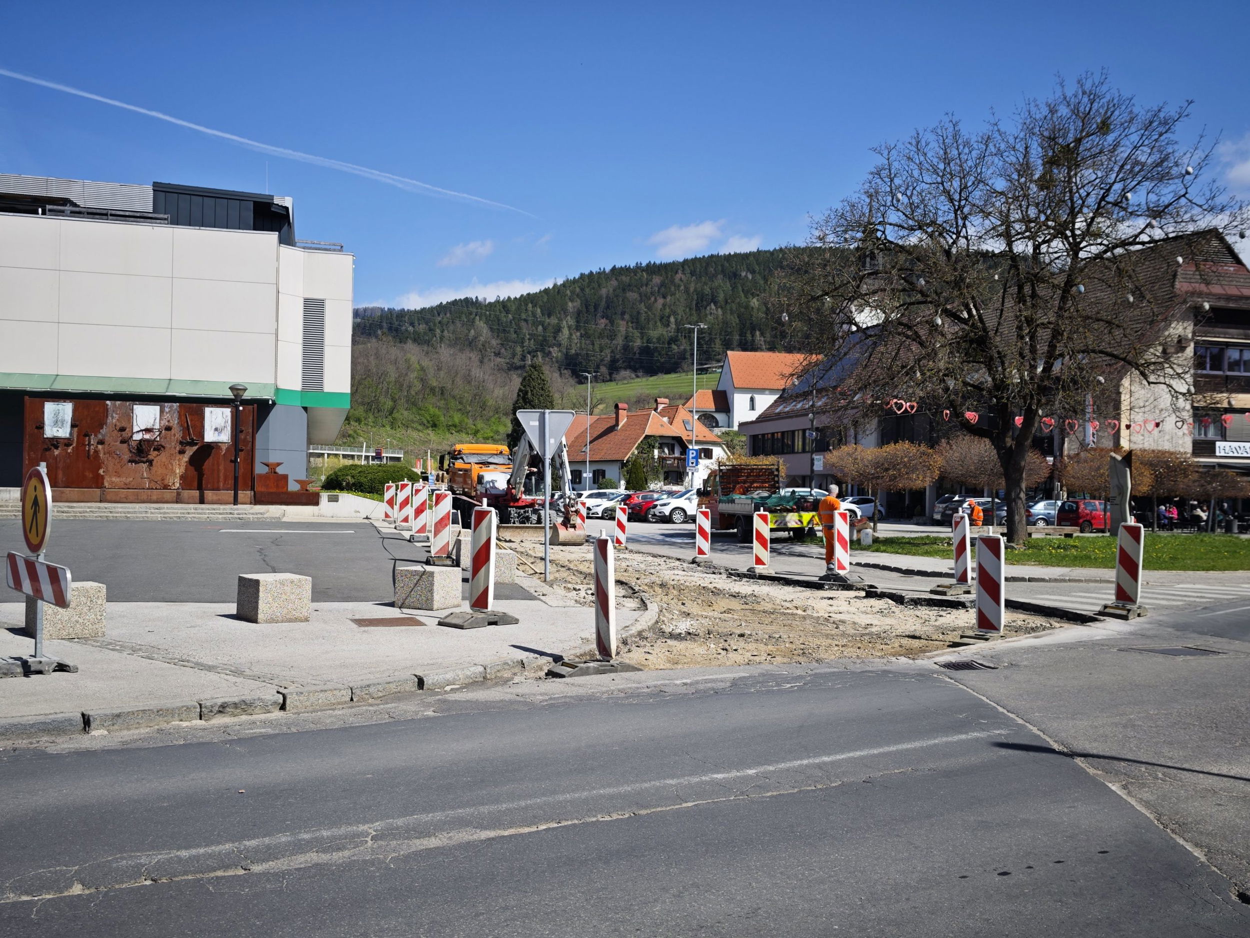 tuš ravne sanacija križišče delo na cesti knmedia
