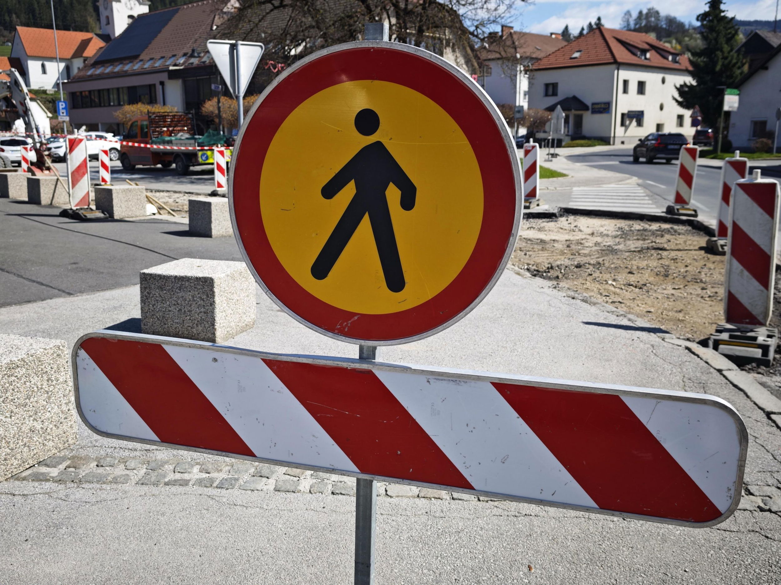 Delo na cesti zapora pešec delo knmedia