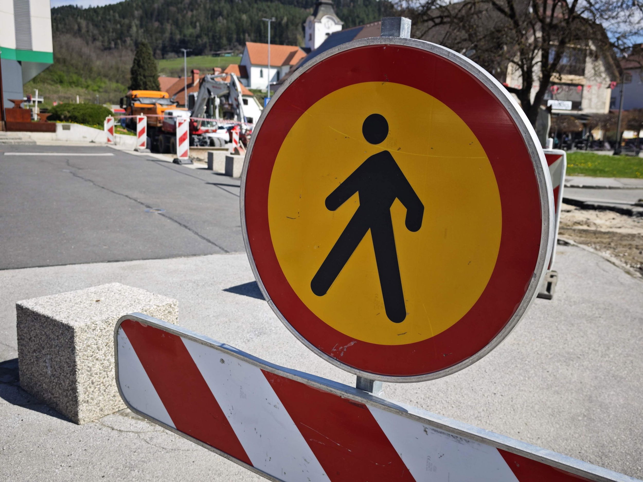 delo cesta obvoz obvezna smer zapora pešec knmedia