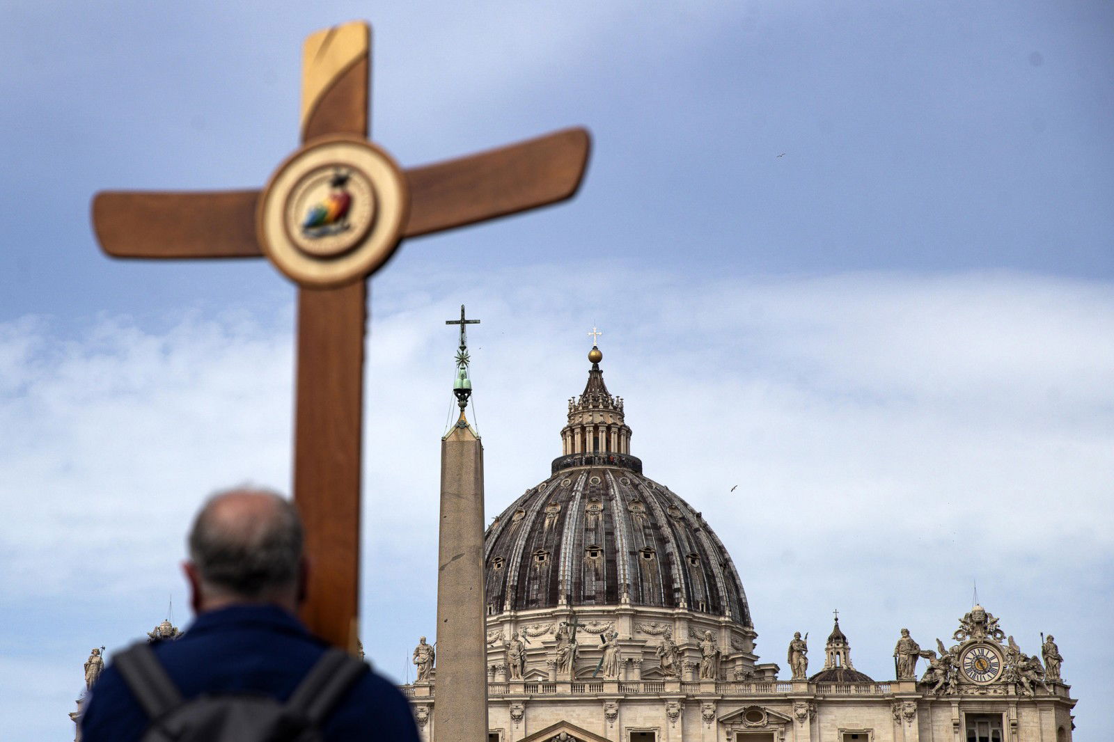 Verniki molijo ob smrti papeza Franciska na Trgu svetega Petra.