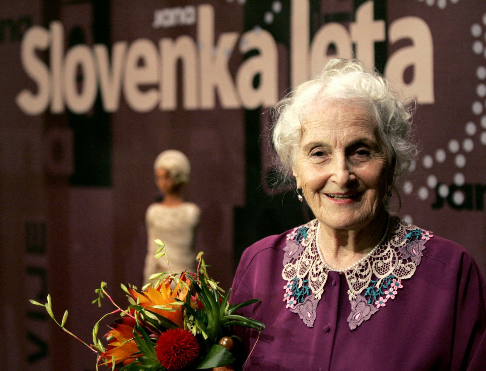 Prireditev Slovenka leta 2008, ki jo pripravlja revija Jana.
Slovenka leta 2008, pesnica Neza Maurer.