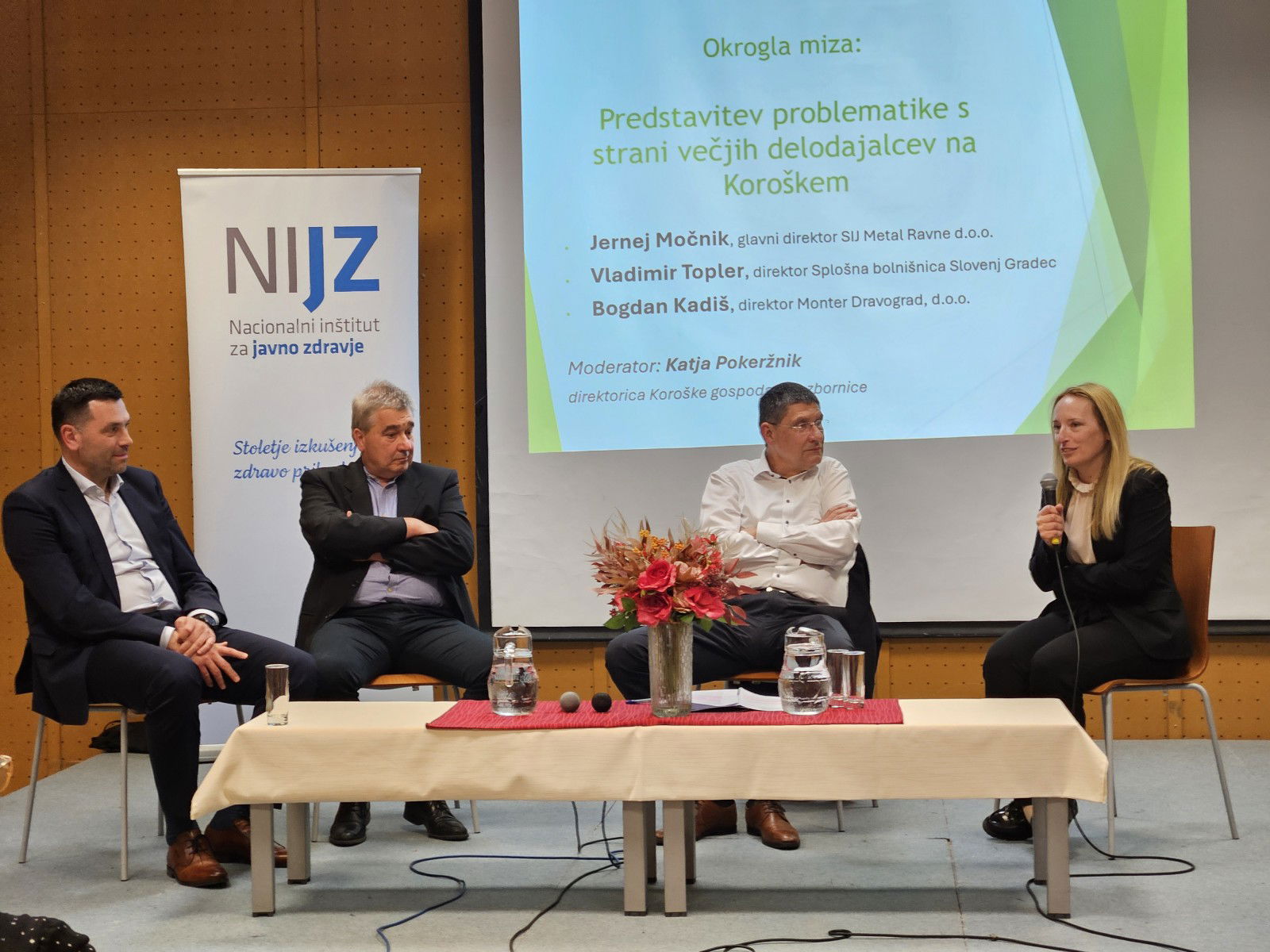 Posvet o problematiki bolniskih odsotnosti na Koroskem, ki ga je pripravila GZS Koroska gospodarska zbornica.
Glavni direktor SIJ Metal Ravne Jernej Mocnik, direktor Splosne bolnisnice Slovenj Gradec Vladimir Topler, direktor Monterja Dravograd Bogdan Kadis in direktorica GZS Koroske gospodarske zbornice Katja Pokerznik.