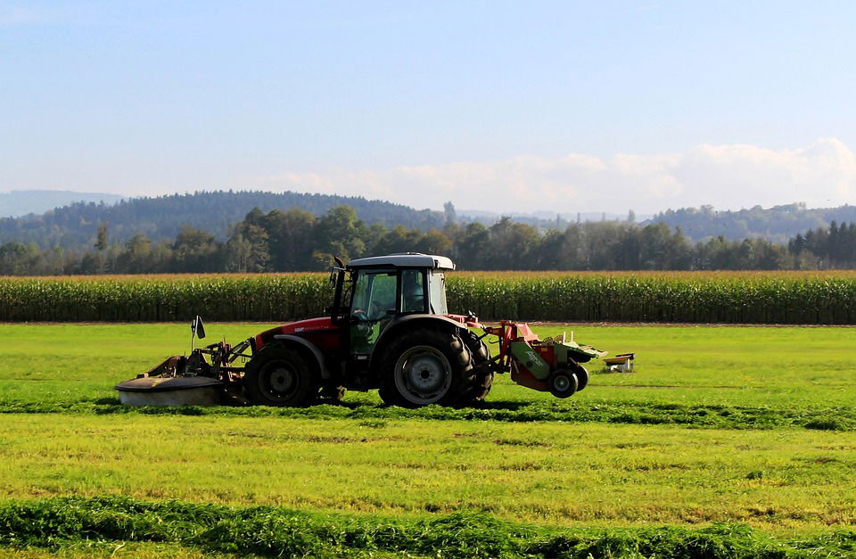 traktor košnja travnik kmetje pixabay