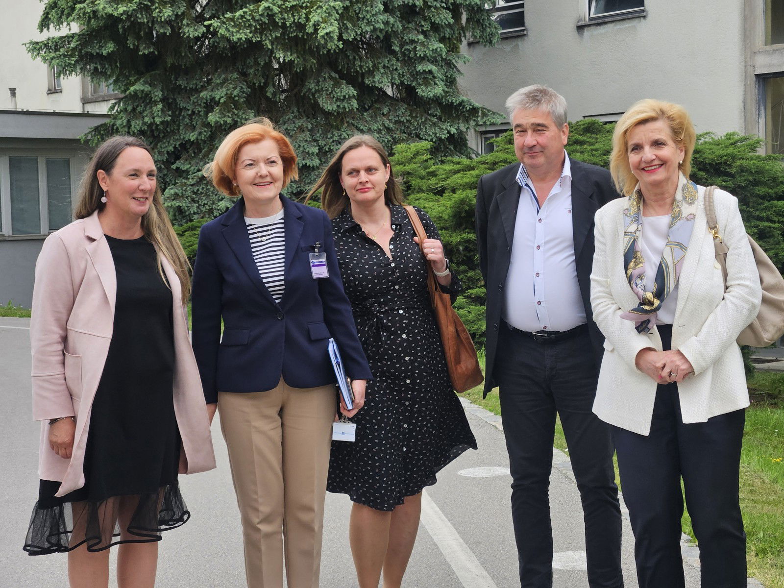 Izjave za medije po srecanju predstavnikov Zdravniske zbornice Slovenije z zdravniki in zobozdravniki velenjsko-koroske regije.
Direktorica Zdravstvenega doma Slovenj Gradec Marjeta Vaupot, strokovna direktorica Splosne bonisnice Slovenj Gradec Natalija Krajnc, strokovna direktorica Bolnisnice Topolsica Diana Ramsak, direktor Splosne bolnisnice Slovenj Gradec Vladimir Topler in predsednica Zdravniske zbornice Slovenije Bojana Beovic.