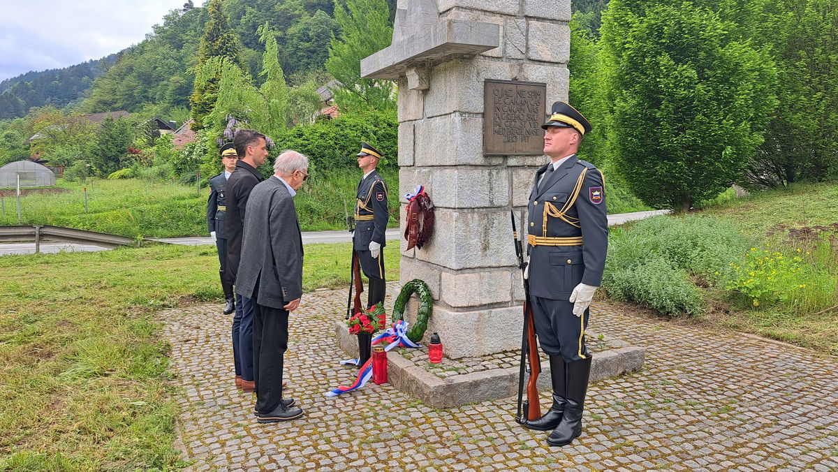 l_738841Venec sta položila poslanec Državnega zbora Republike Slovenije Jani Prednik ter castni obcan Obcine Ravne na Koroškem in predsednik ravenske borcevske organizacije Maksimiljan Vecko.