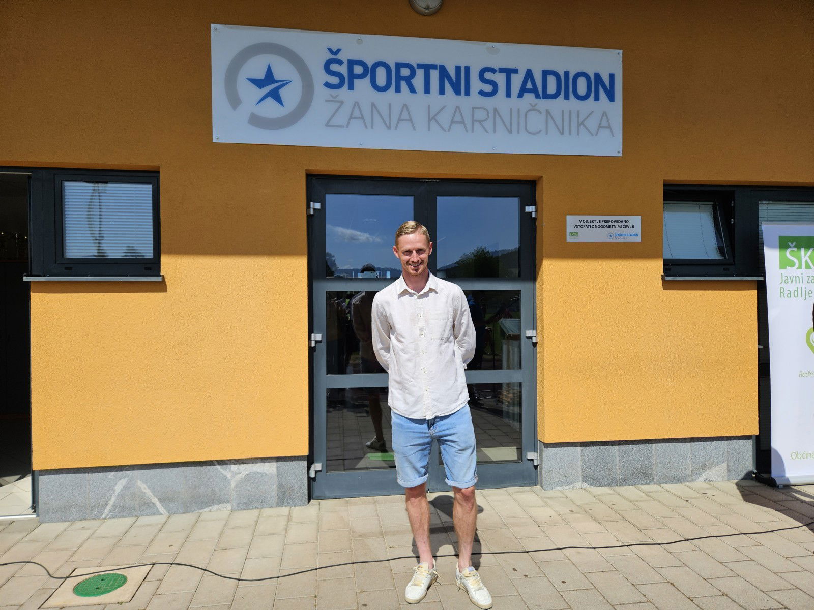 Prireditev ob poimenovanju stadiona po nogometasu Zanu Karnicniku.
Zan Karnicnik pod danes odkritim napisom.