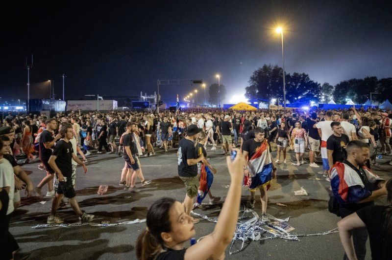Obiskovalci zapuscajo zagrebski Hipodrom po koncertu Marka Perkovica Thompsona.