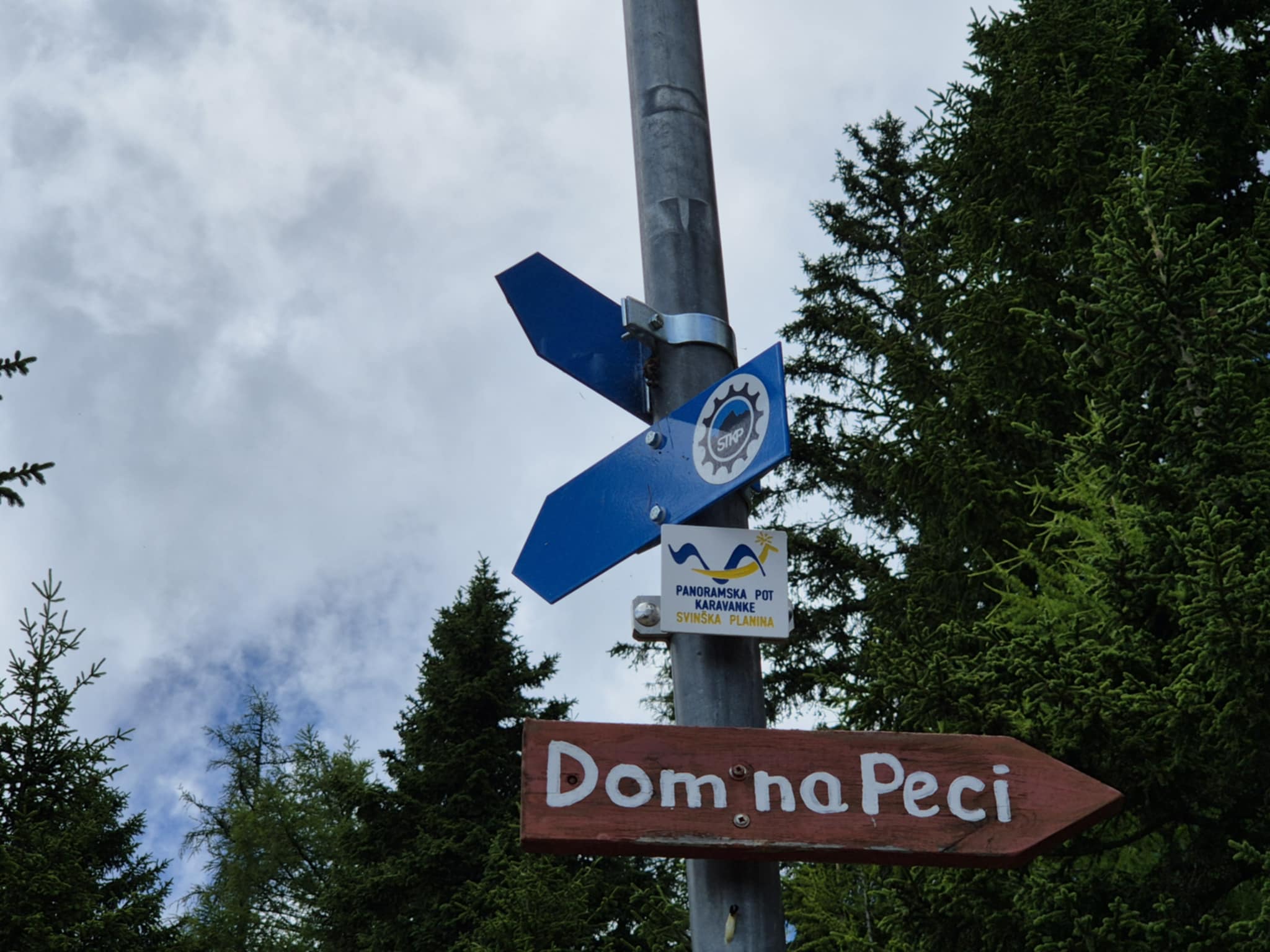 peca pohodniki gora dom na peci markacija znak knmedia