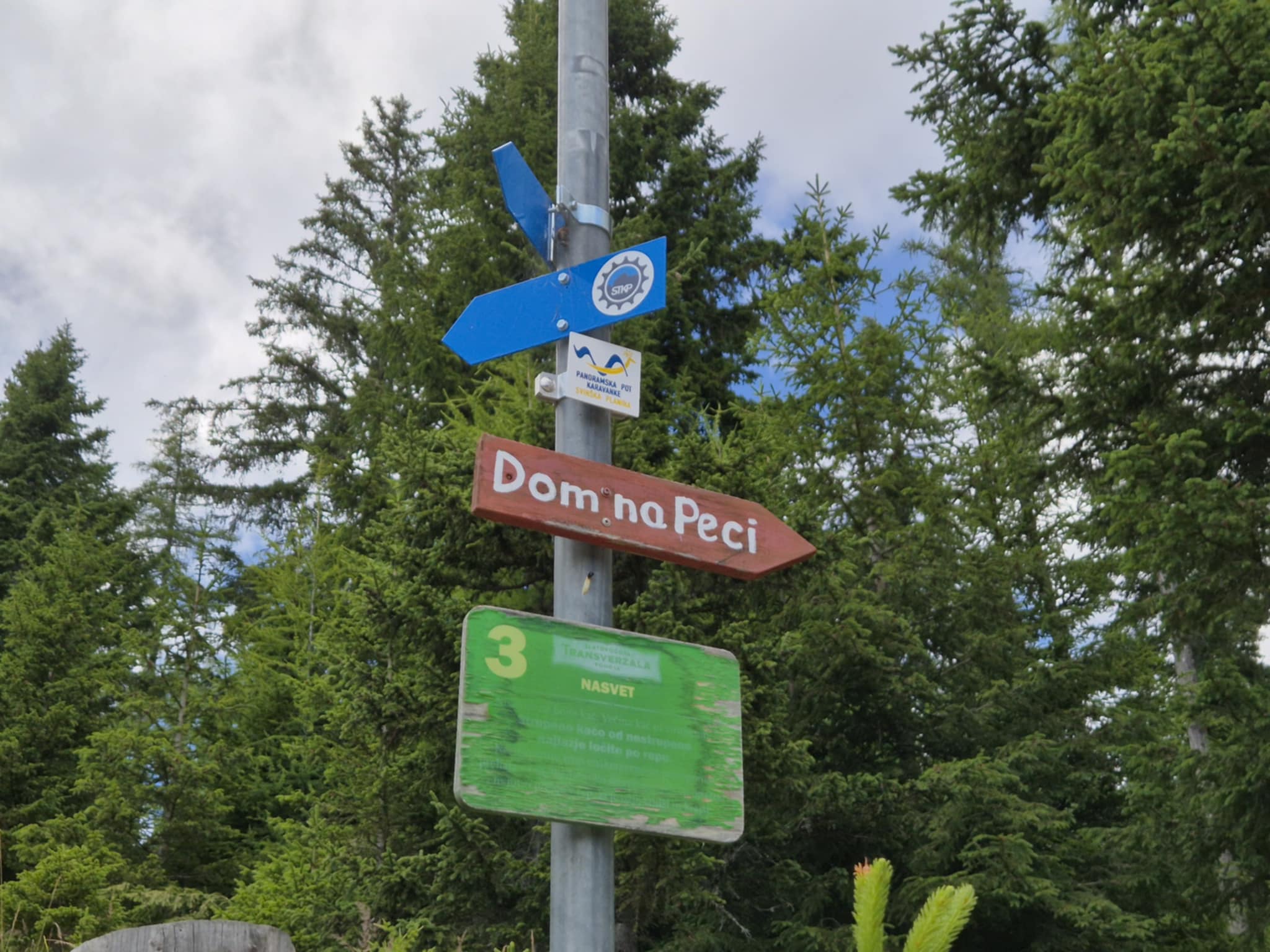 peca pohodniki gora dom na peci markacija tabla znak knmedia