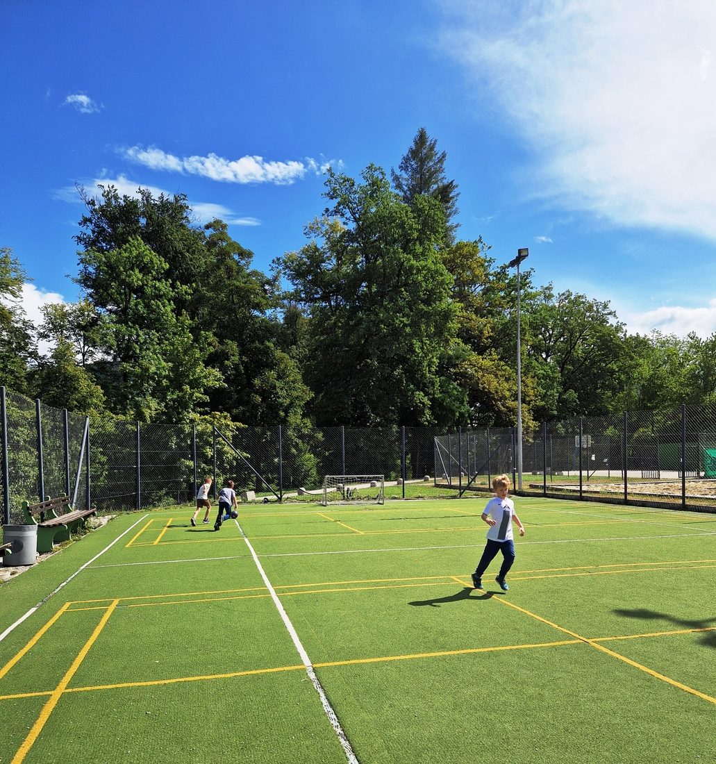 l_763458Razigrano ravensko poletje 2025 živahno nasmejano in že v drugem tednu v polnem zamahu 8