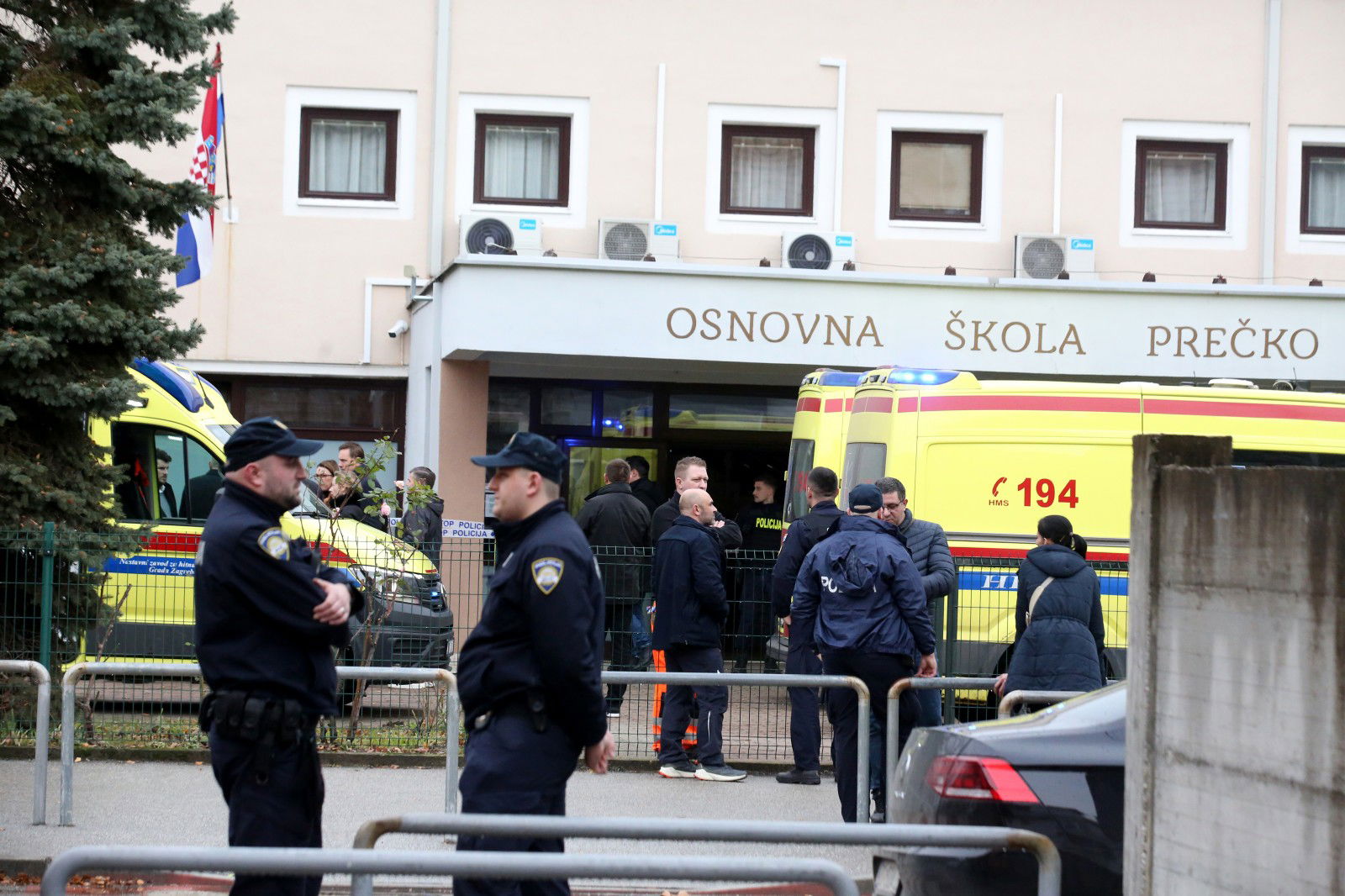 Osnovna sola Precko v Zagrebu, kjer je 19-letnik z nozem napadel ucence in osebje sole.