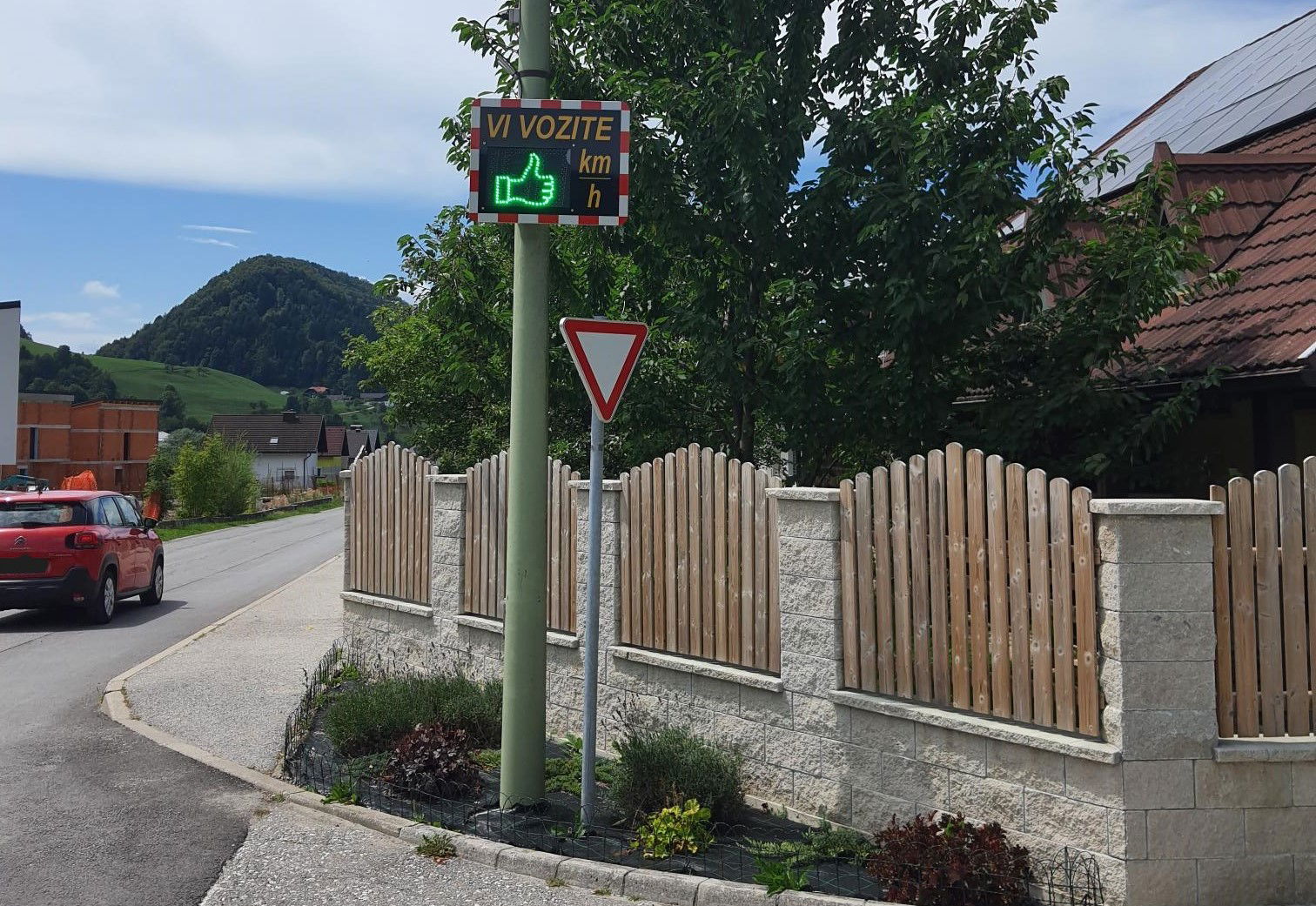 prikazovalnik hitrosti naslovna