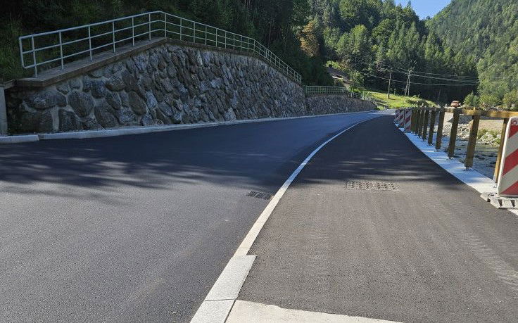 cesta črna mežica Romana Lesjak