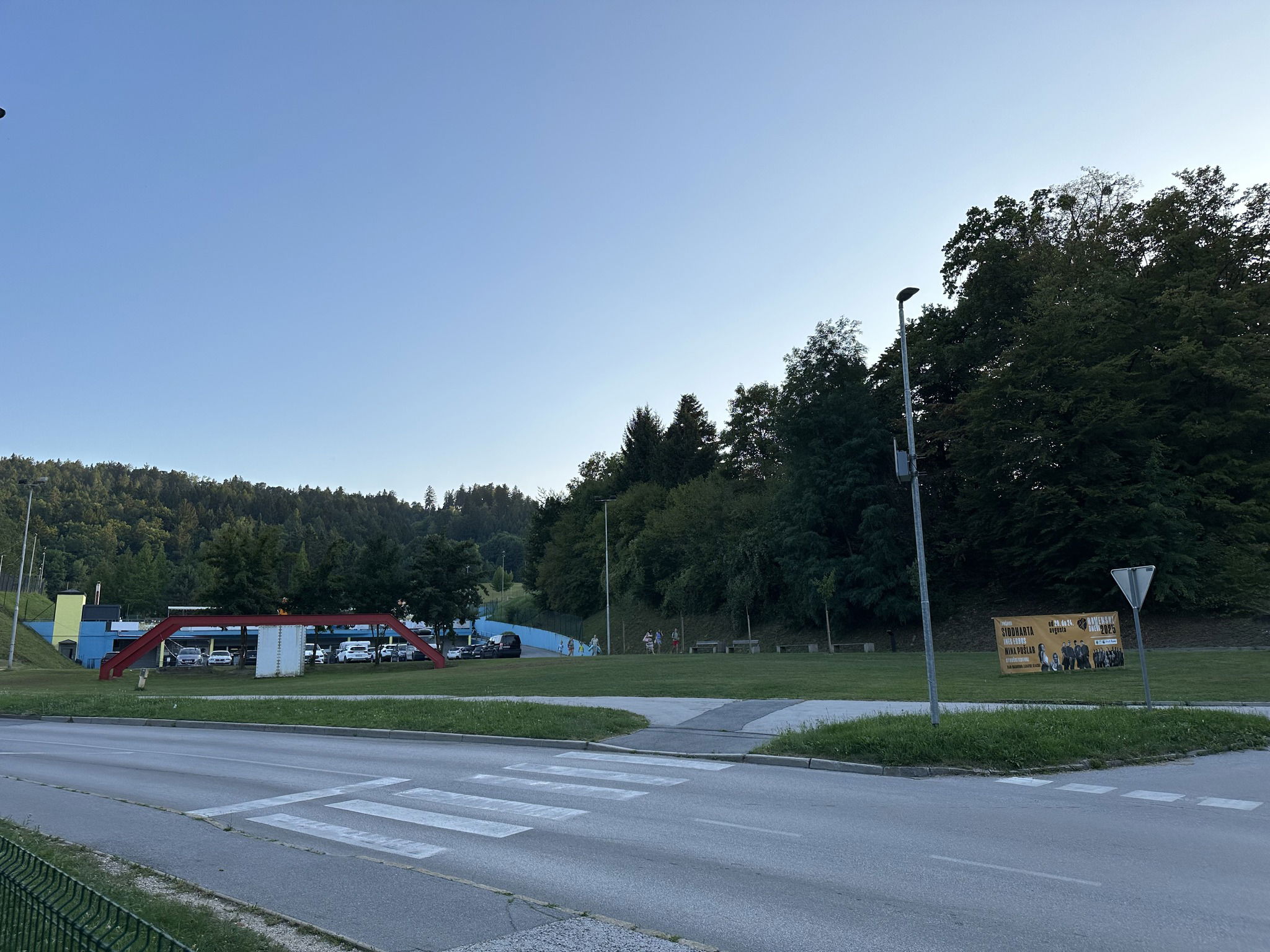 parkirišče bazen ravne