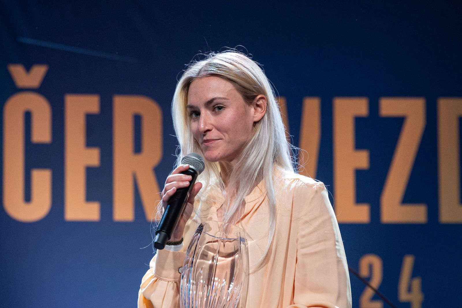 Sklepna prireditev Kolesarske zveze Slovenije Vecer zvezd na kateri so podelili priznanja najboljsim kolesarkam in kolesarjem v minuli sezoni.
Najboljsa cestna kolesarka Urska Zigart.