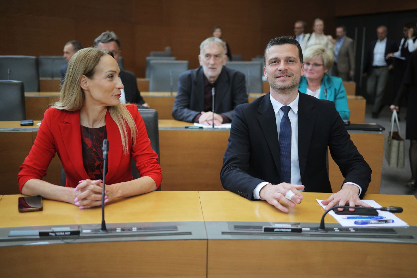 Zacetek seje DZ s poslanskimi vprasanji predsedniku vlade Robertu Golobu, med drugim so obravnavali tudi zahtevo skupine poslank in poslancev, da DZ odloci o odlocitvi kolegija predsednice DZ, da se novela zakona o zdravljenju neplodnosti in postopkih oploditve z biomedicinsko pomocjo obravnava po skrajsanem postopku.