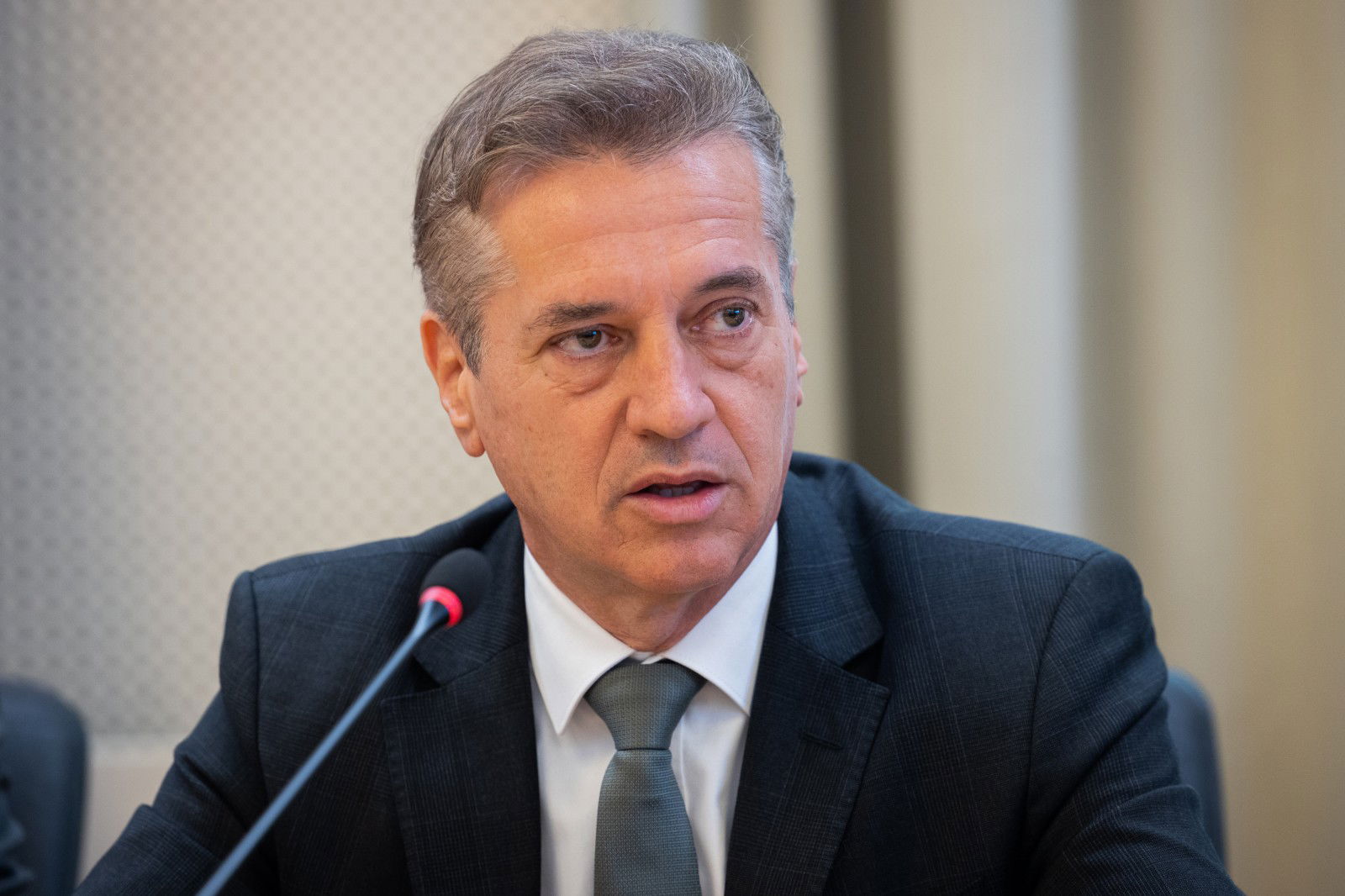 Novinarska konferenca, na kateri so predstavili novo obrambno in varnostno politiko za vecjo odpornost Slovenije.
Predsednik vlade Robert Golob.