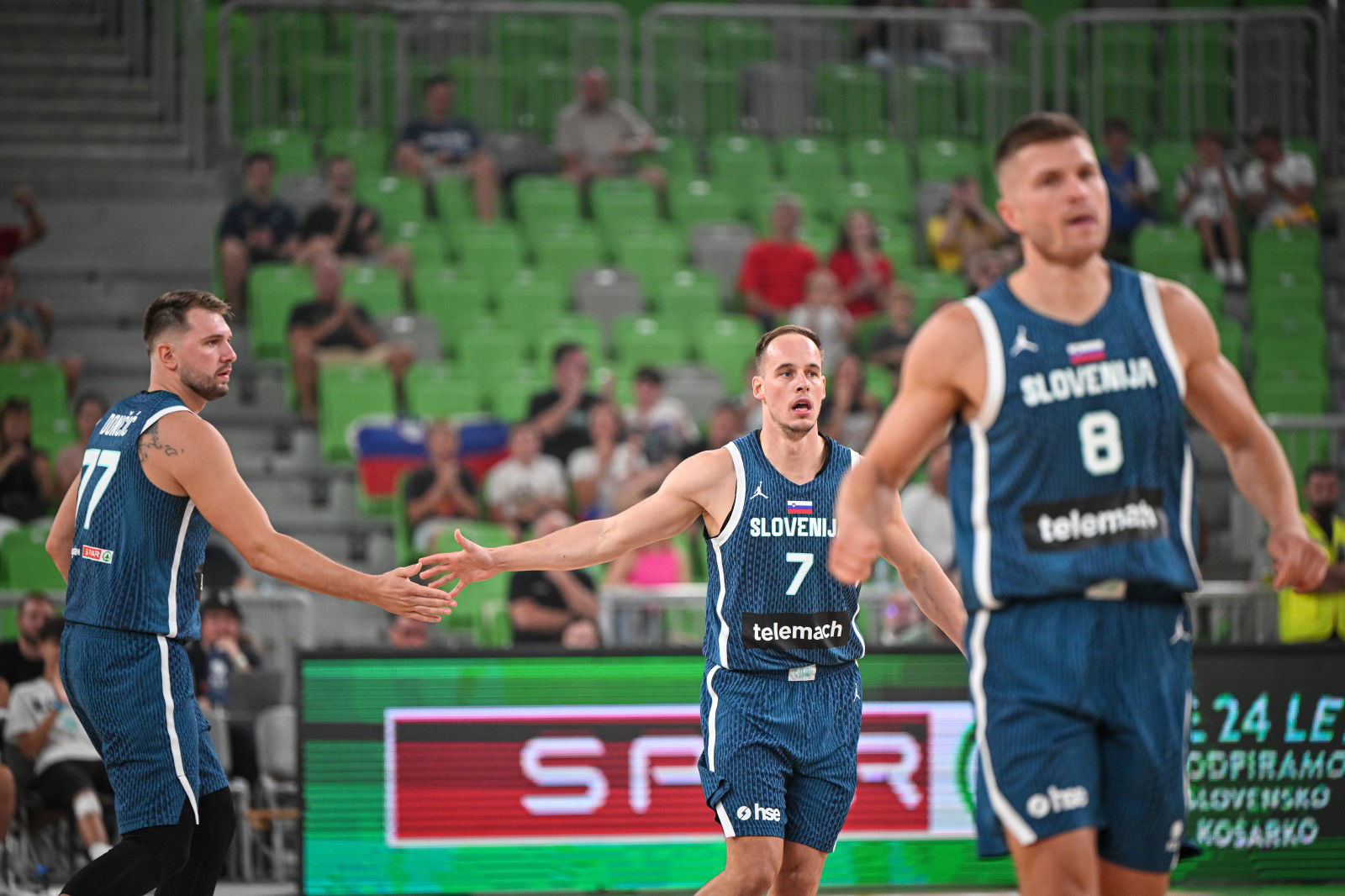 Prijateljska kosarkarska tekma med Slovenijo in Veliko Britanijo v okviru priprav na EP.
Slovenska kosarkarja Luka Doncic in Klemen Prepelic.