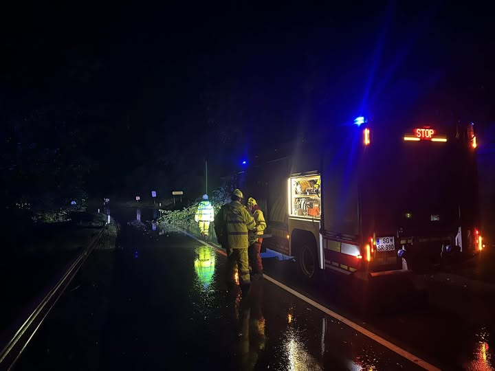 gasilci noč podrto drevo neurje foto: PGD Prevalje