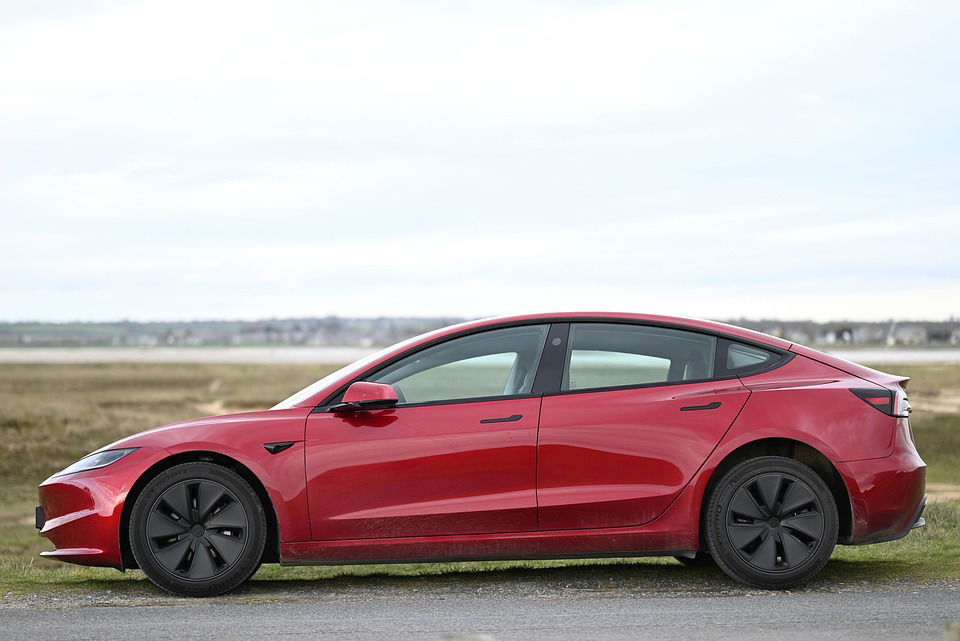 tesla električni avto pixabay