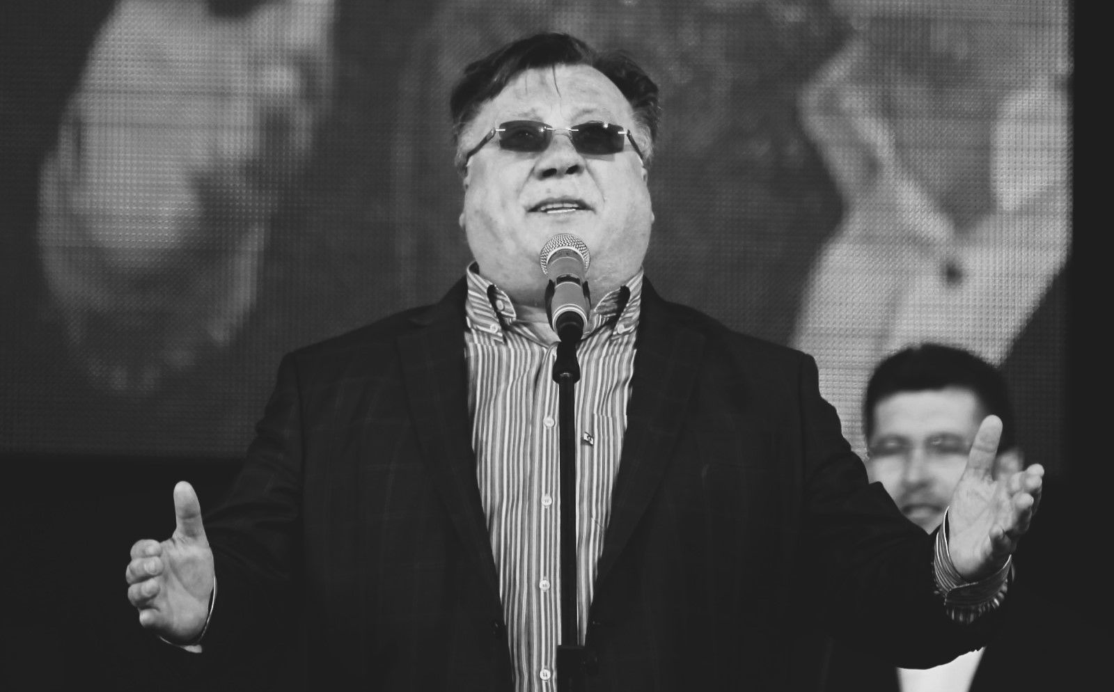 Slovesno polaganje temeljnega kamna za islamski kulturni center v Ljubljani.
Bosanski folk pevec Halid Beslic.