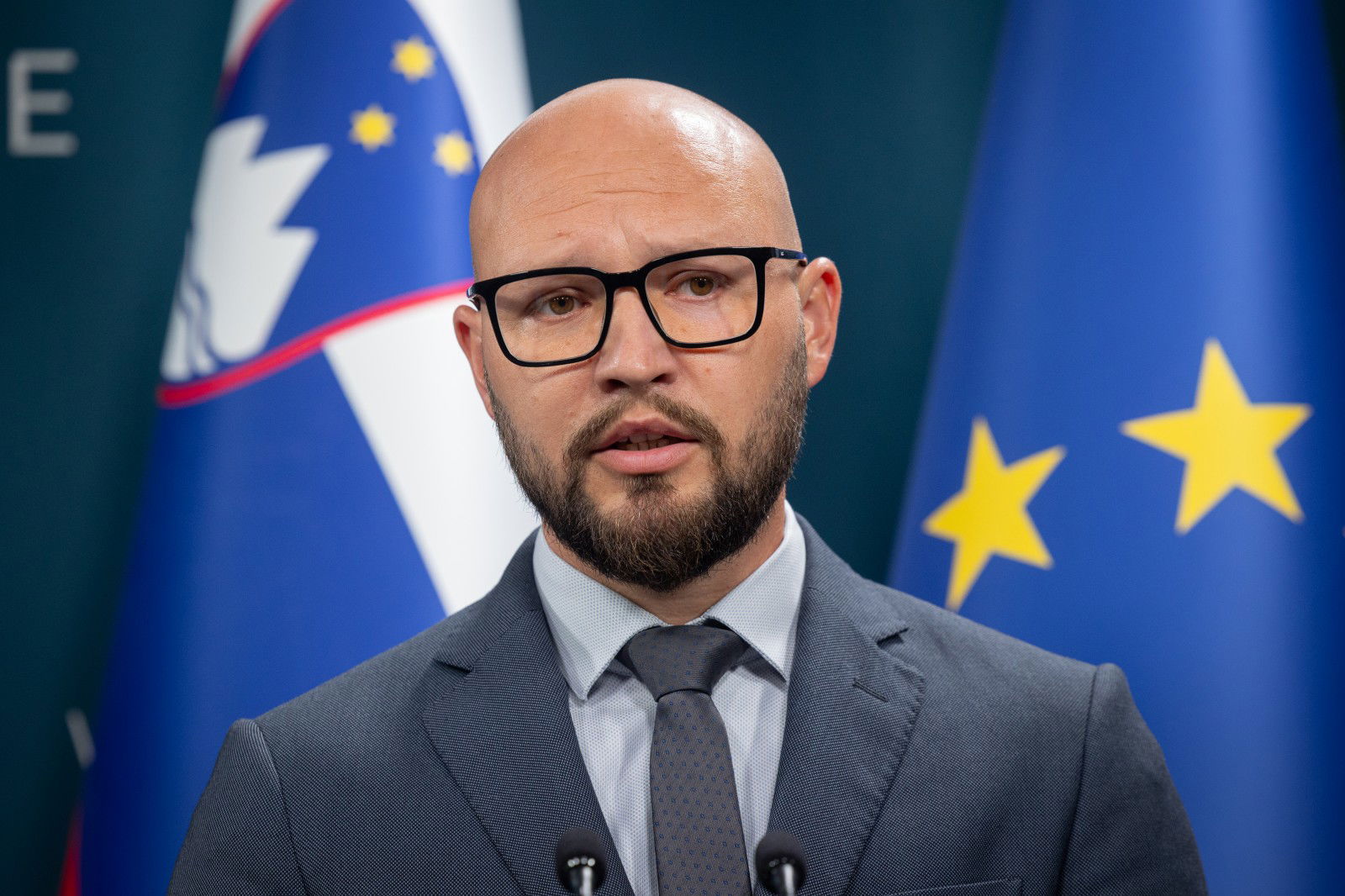 Novinarska konferenca po seji vlade.
Drzavni sekretar na ministrstvu za zdravje Denis Kordez.