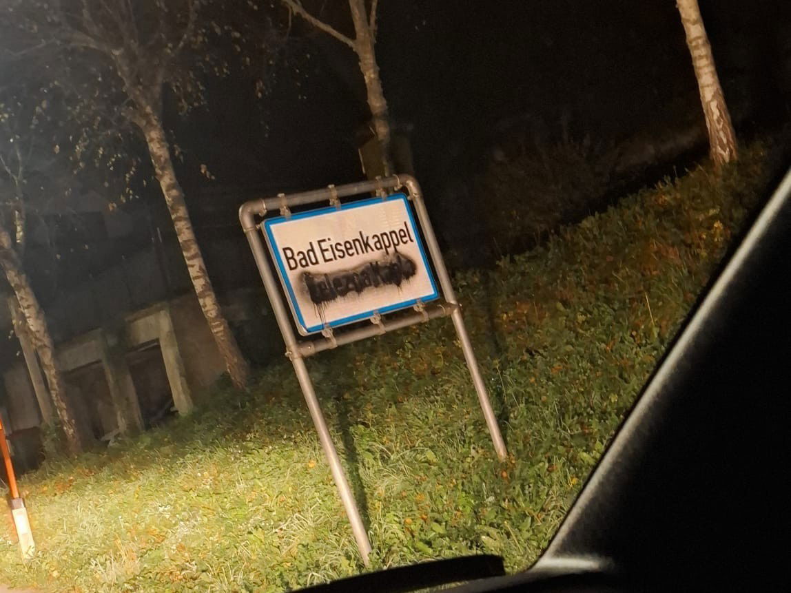 Vandalski napadi na dvojezicne krajevne table na avstrijskem Koroskem.