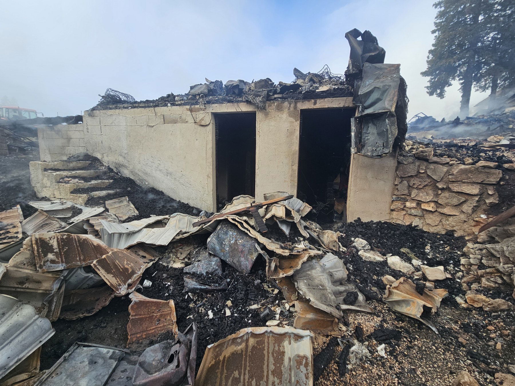Golte, Radegunda.
V Radegundi na Golteh sta danes v pozaru zgoreli dve sosednji koci, namenjeni gostinski in turisticni dejavnosti.
Foto: PGD Mozirje