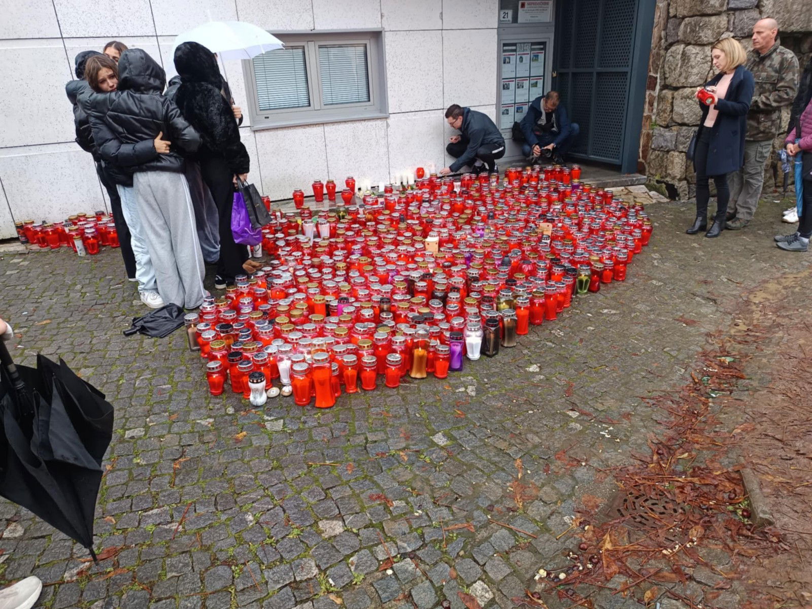 Zalovanje po tragicnem smrtonosnem napadu na moskega v Novem mestu. Zalovanje po tragicnem smrtonosnem napadu na moskega v Novem mestu.