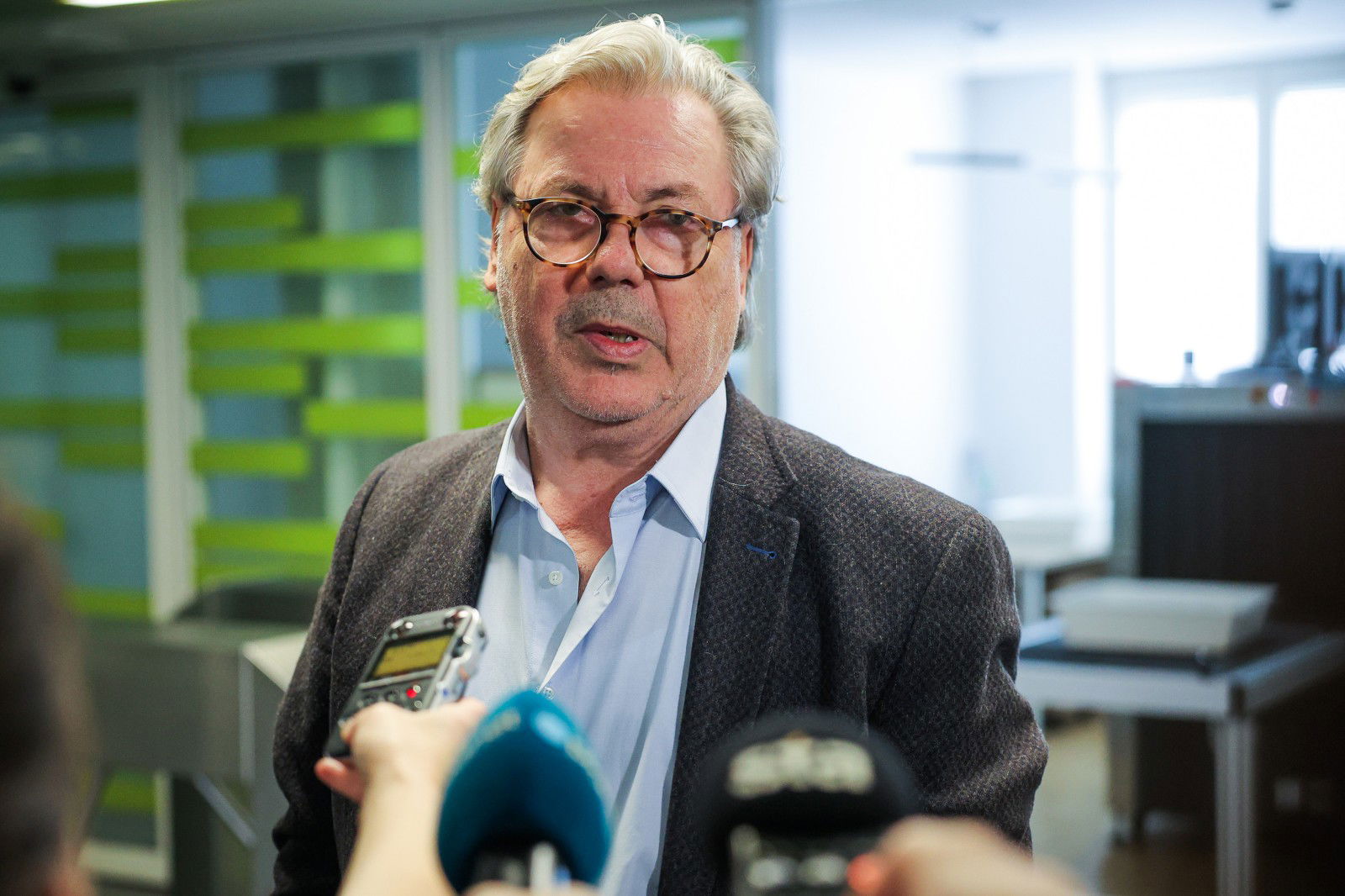 Vojko Volk foto: Daniel Novakovič/STA Izjava za medije glede tragicnega dogodka smrtonosnega napada v Novem mestu.
Drzavni sekretar za nacionalno in mednarodno varnost v kabinetu predsednika vlade Vojko Volk.