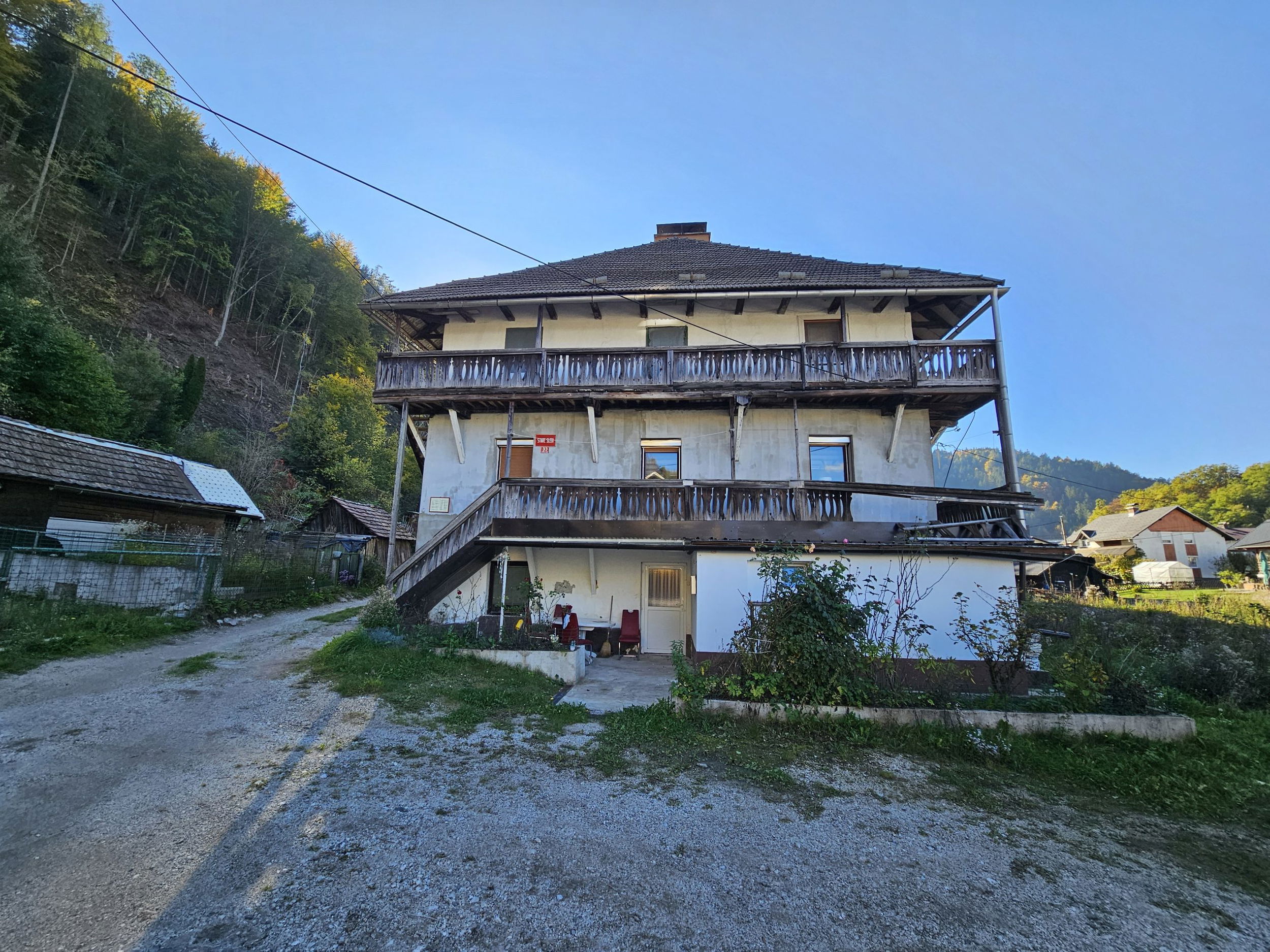 preganthaus foto: Karla Oder/Koroški pokrajinski muzej Prevalje, Preganthaus.
Vec kot 180 let star objekt Preganthaus je po poplavah avgusta 2023 na seznamu za rusenje, a se del muzejske stroke in domacinov zavzema za ohranitev.
Preganthaus.