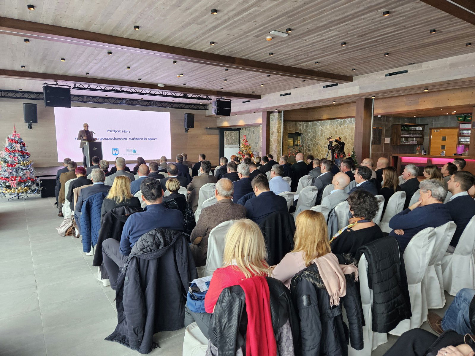 Gospodarski forum koroske regije.
Minister za gospodarstvo, turizem in sport Matjaz Han je nagovoril udelezence foruma.