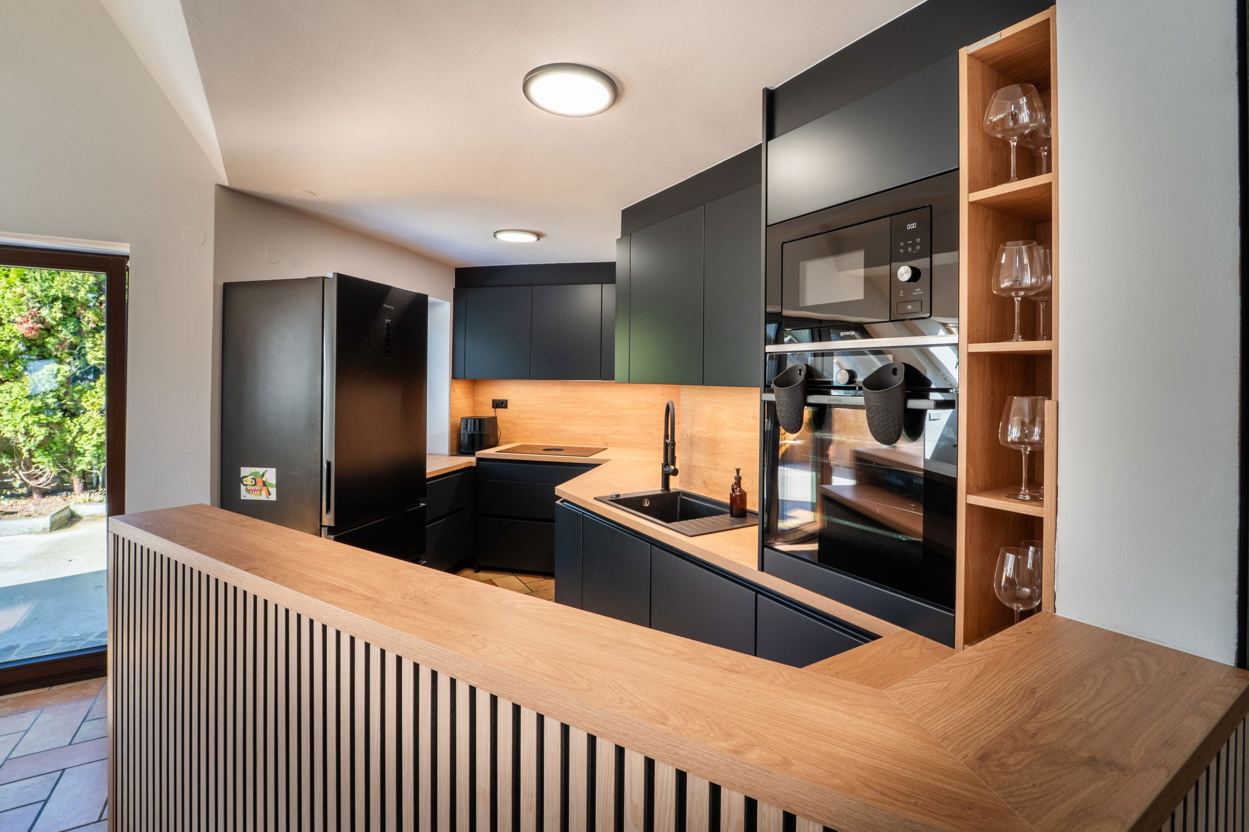 AU109860-HDR AU109860-HDR