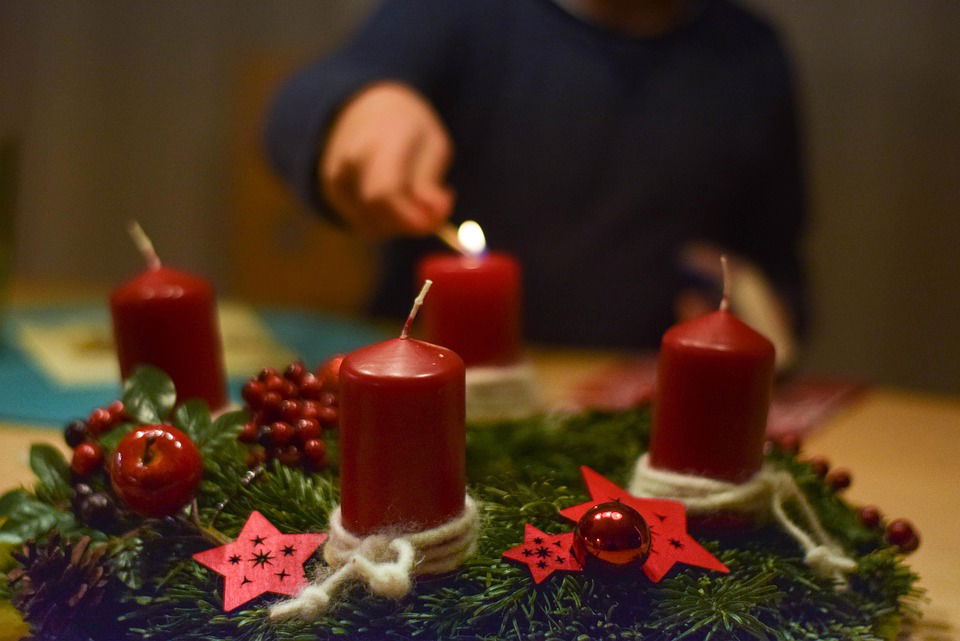 advent prva sveča adventni venček Pixabay