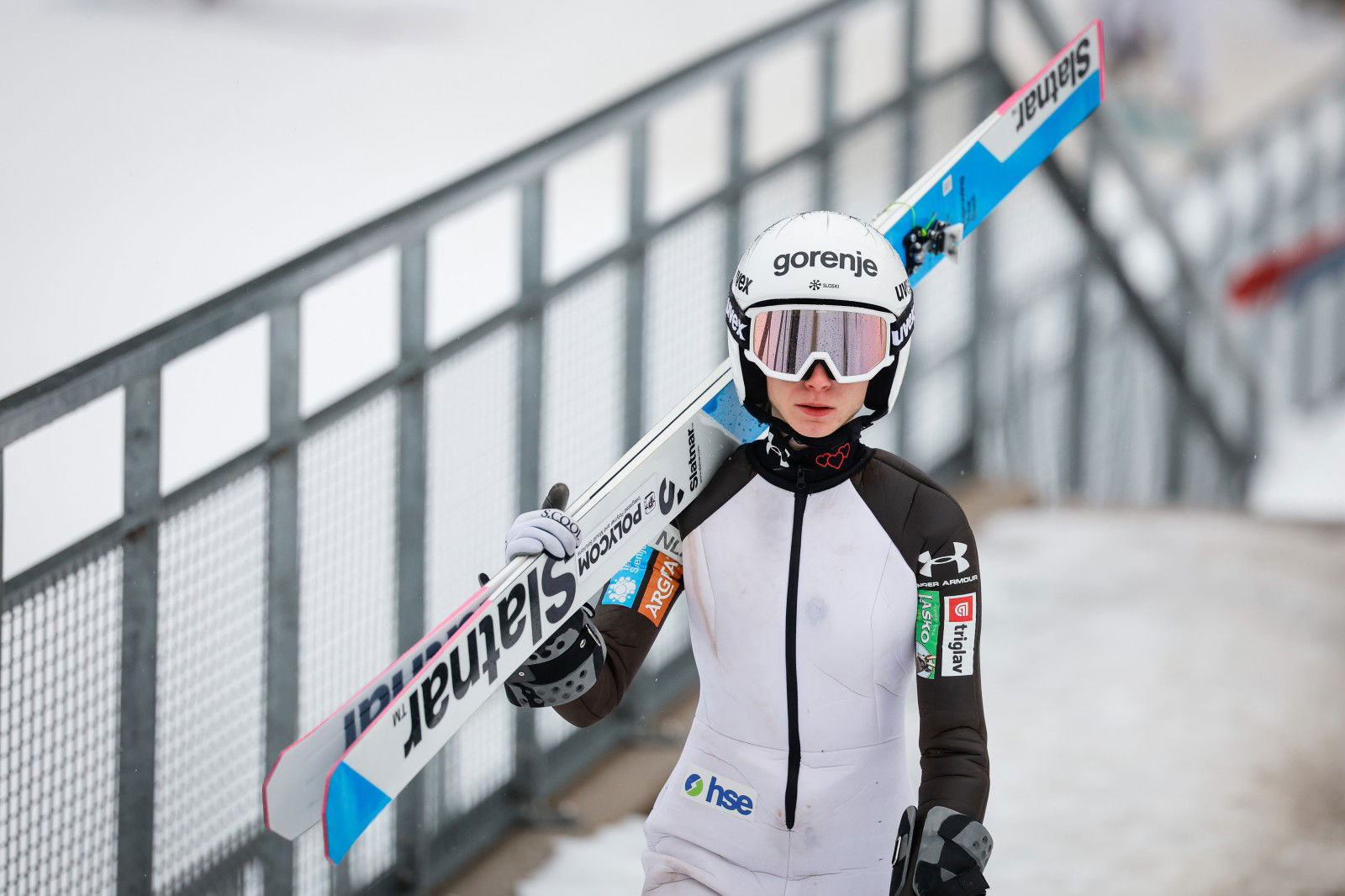 Trening slovenske zenske in moske reprezentance v smucarskih skokih.
Smucarska skakalka Nika Prevc.