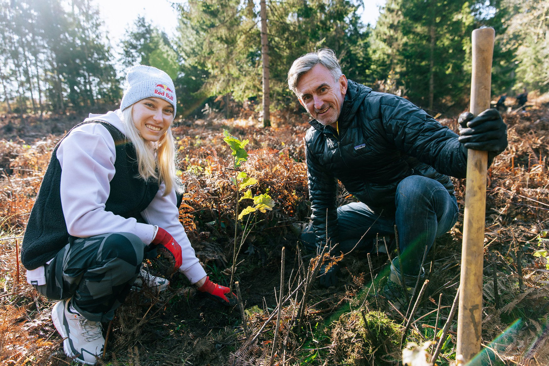 20251218-01499247 Maribor.
Sajenje dreves s podjetjem Lumar in sportno plezalko Janjo Garnbret.
Sportna plezalka Janja Garnbret in direktor podjetja Lumar Marko Lukic.
Foto: Tamara Vidmar